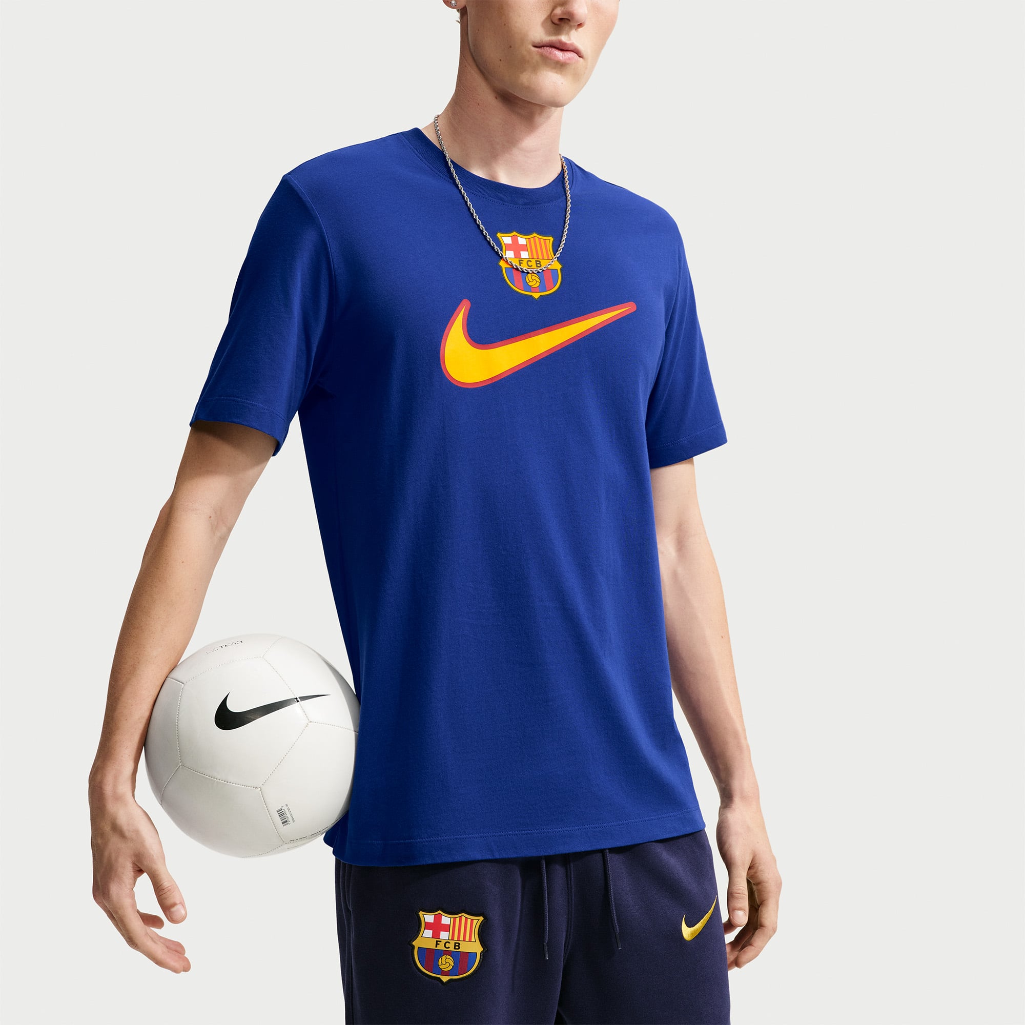 T-shirt Nike Royal Barcelona Swoosh pour homme