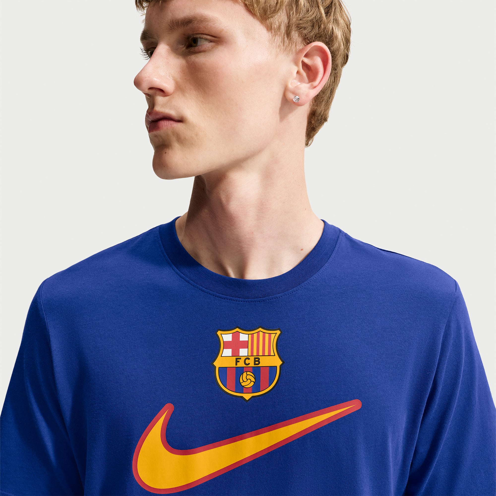 T-shirt Nike Royal Barcelona Swoosh pour homme