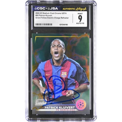 Carte autographiée de Patrick Kluivert (Barcelone) 2022-23 Topps Stadium Club Chrome UEFA Vert/Jaune Electric Charge Refractor n° 95/125, authentifiée CGC 9/10