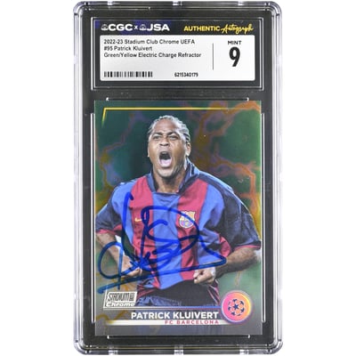 Carte autographiée de Patrick Kluivert (Barcelone) 2022-23 Topps Stadium Club Chrome UEFA Vert/Jaune Electric Charge Refractor n° 95/125, authentifiée CGC, état neuf (9/125).