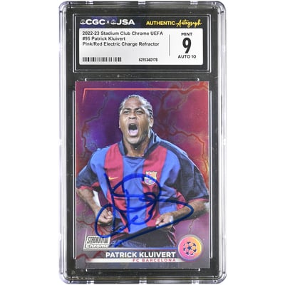 Carte autographiée de Patrick Kluivert (Barcelone) 2022-23 Topps Stadium Club Chrome UEFA rose/rouge Electric Charge Refractor n° 95, authentifiée CGC 9/10
