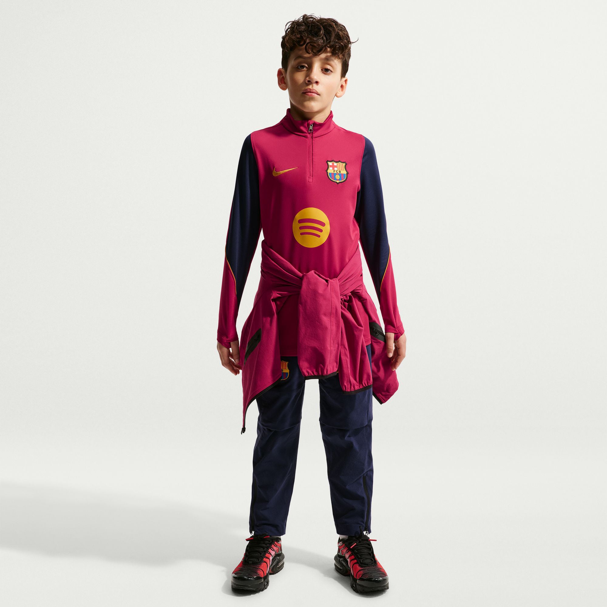 Haut de survêtement Nike Strike Dri-FIT rouge Barcelone 2026/27 pour enfant, manches longues et fermeture éclair au quart.
