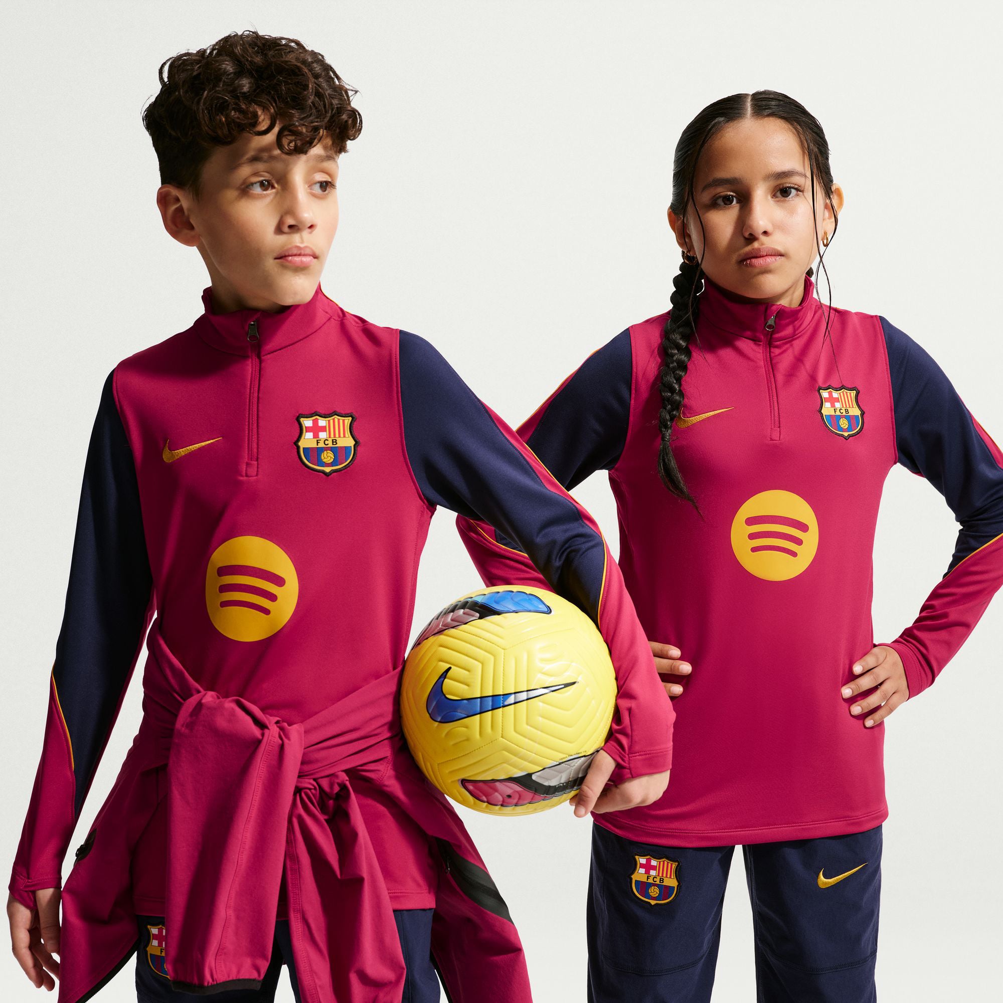 Haut de survêtement Nike Strike Dri-FIT rouge Barcelone 2026/27 pour enfant, manches longues et fermeture éclair au quart.