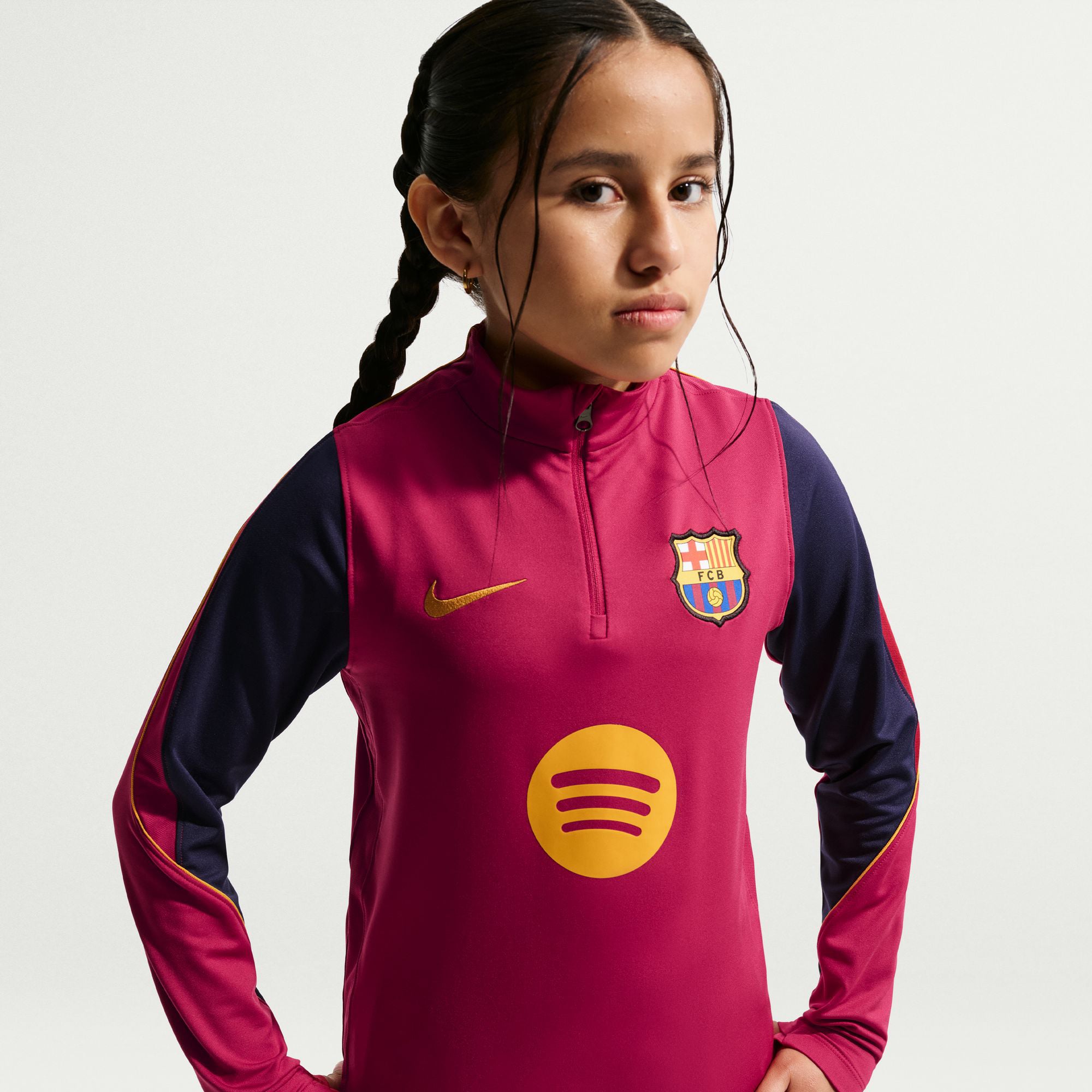 Haut de survêtement Nike Strike Dri-FIT rouge Barcelone 2026/27 pour enfant, manches longues et fermeture éclair au quart.