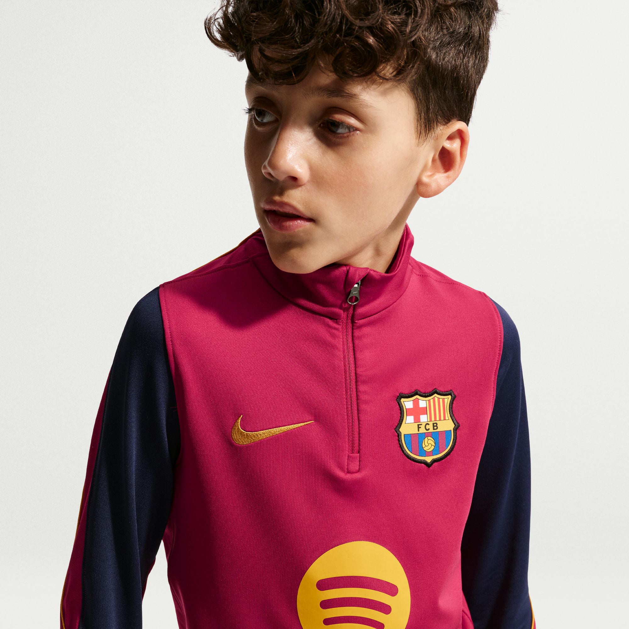 Haut de survêtement Nike Strike Dri-FIT rouge Barcelone 2026/27 pour enfant, manches longues et fermeture éclair au quart.