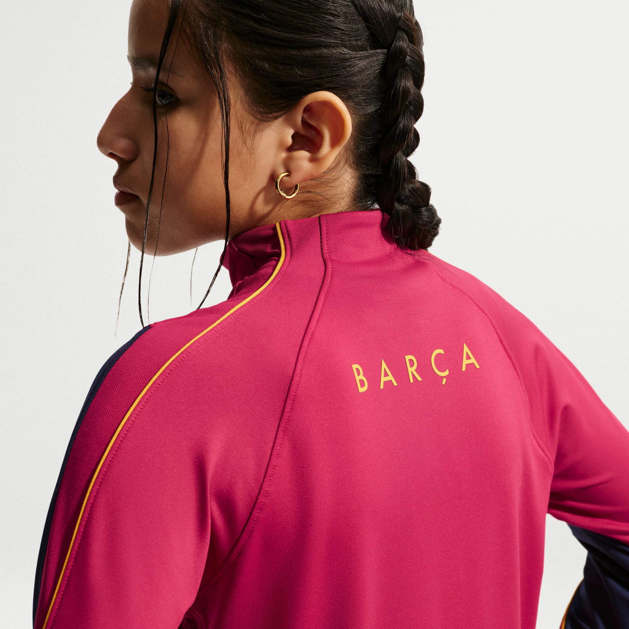 Haut de survêtement Nike Strike Dri-FIT rouge Barcelone 2026/27 pour enfant, manches longues et fermeture éclair au quart.
