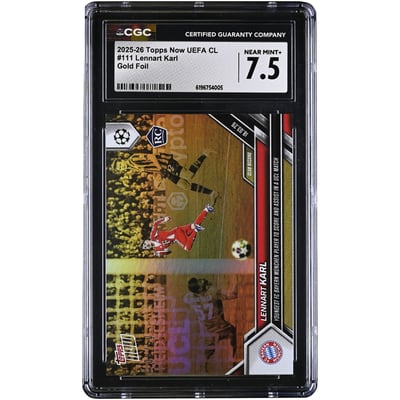 Lennart Karl Bayern Munich 2025-26 Topps Now UEFA CL Plus jeune joueur du FC Bayern Munich à avoir marqué et fait une passe décisive dans un match de Ligue des Champions, feuille d'or n° 111/50, authentifiée CGC, carte recrue 7.5
