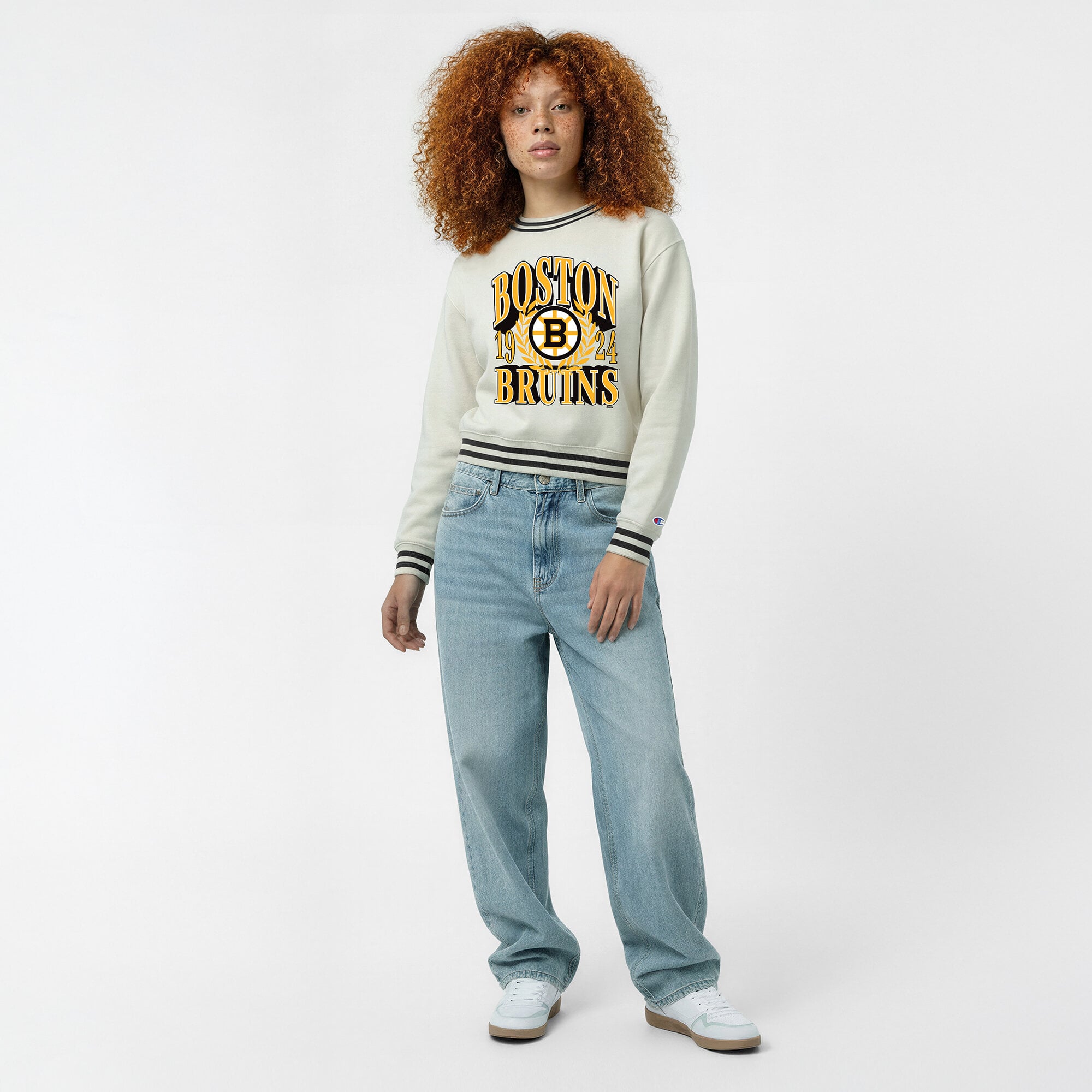 Sweat-shirt Champion crème pour femme, motif Bold Laurels des Boston Bruins, en fil tissé inversé.