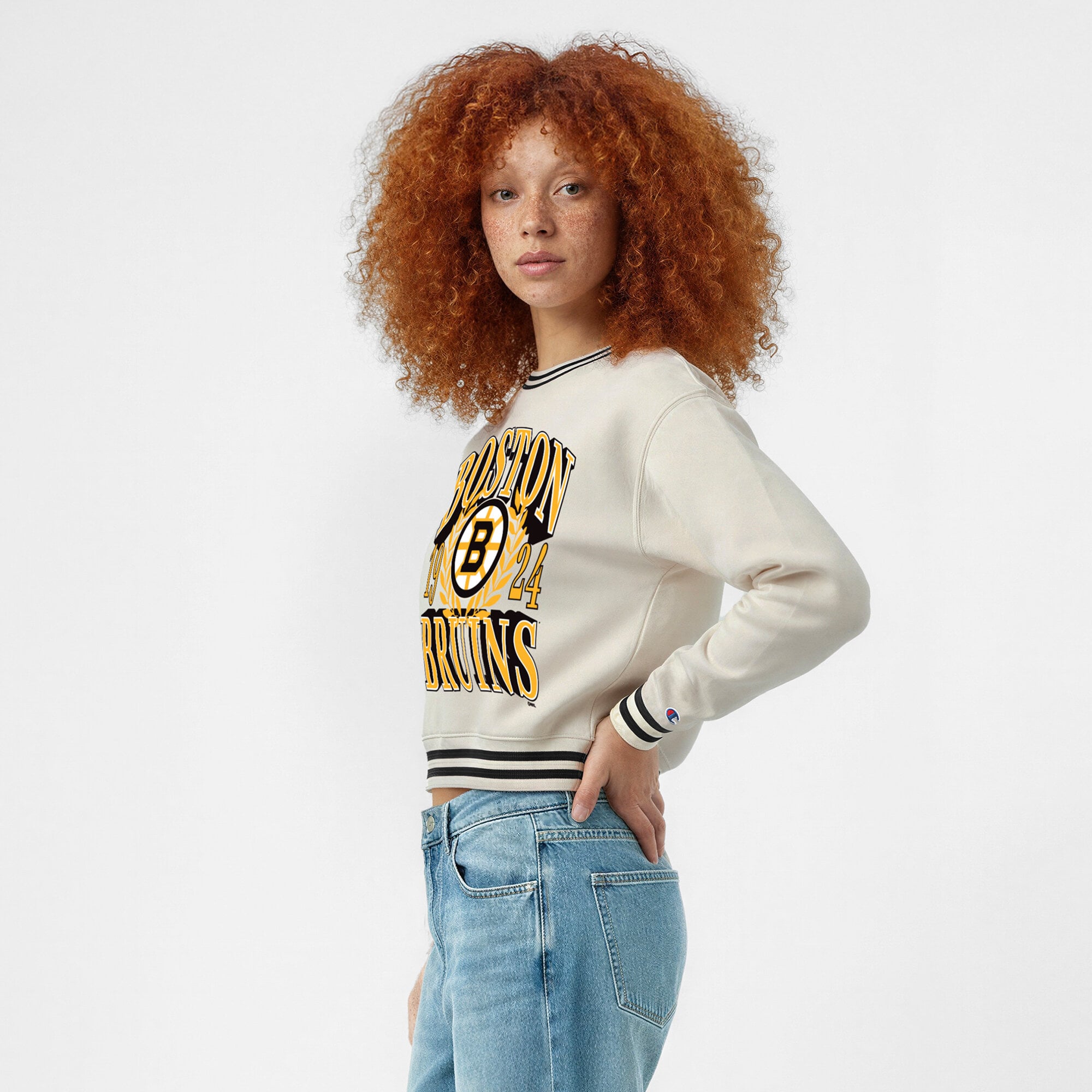 Sweat-shirt Champion crème pour femme, motif Bold Laurels des Boston Bruins, en fil tissé inversé.