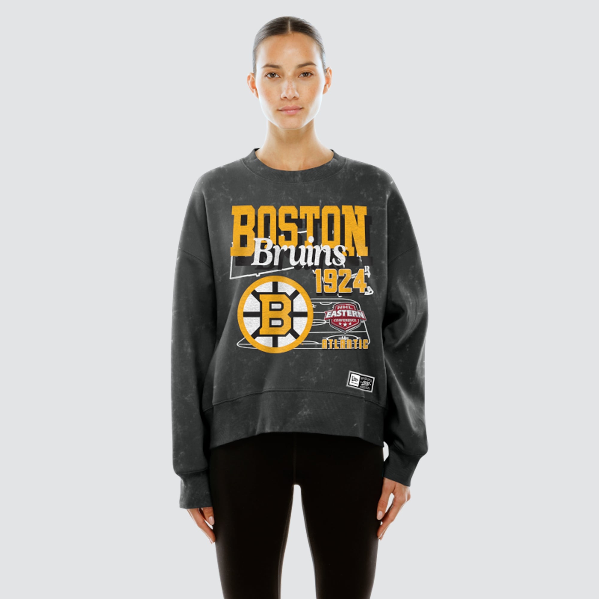Sweat-shirt à col rond New Era noir Boston Bruins Throwback en molleton délavé minéral pour femme