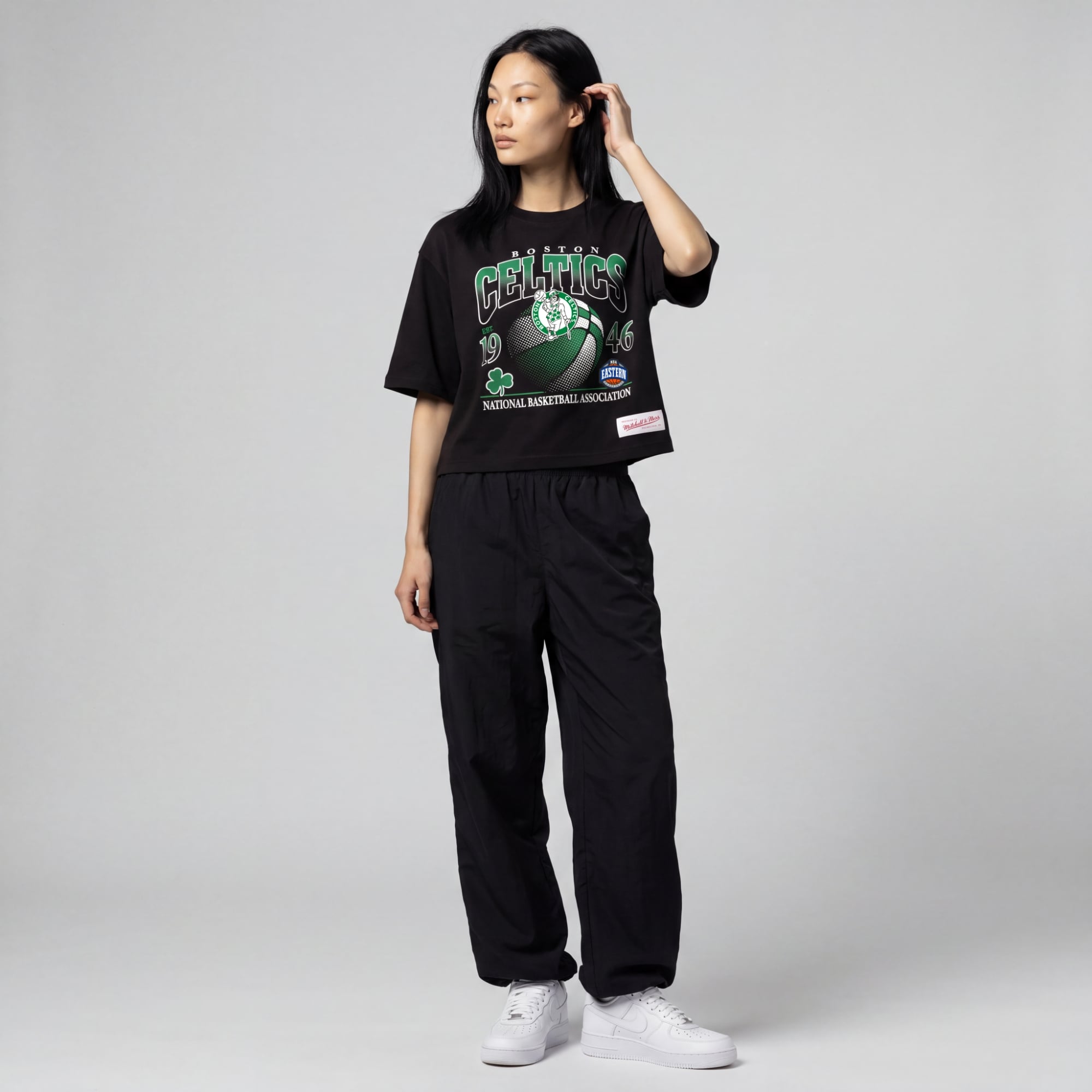 T-shirt court à imprimé graphique noir Mitchell & Ness Boston Celtics pour femme