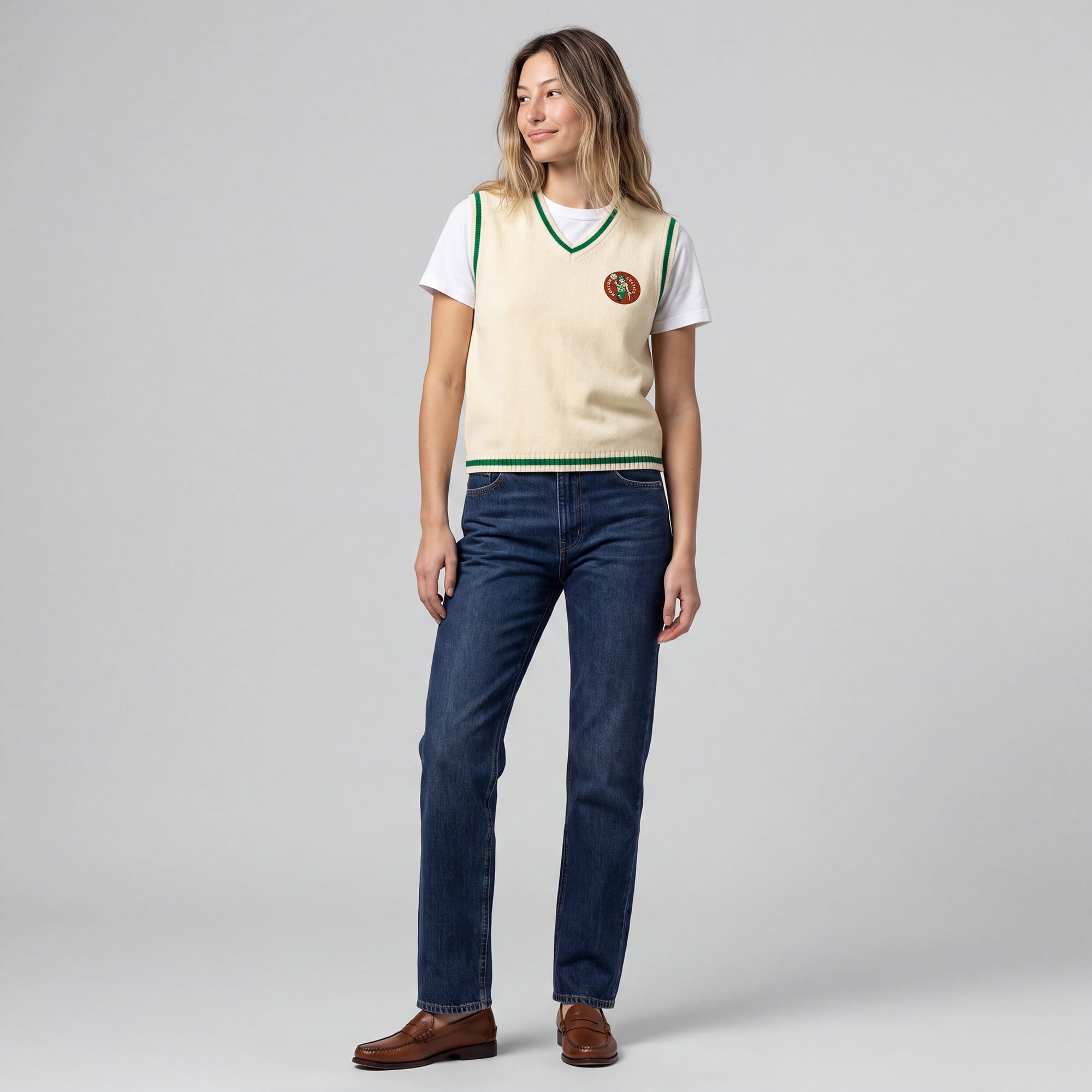 Gilet sans manches Mitchell & Ness crème pour femme, motif Boston Celtics Retro Roots, col en V