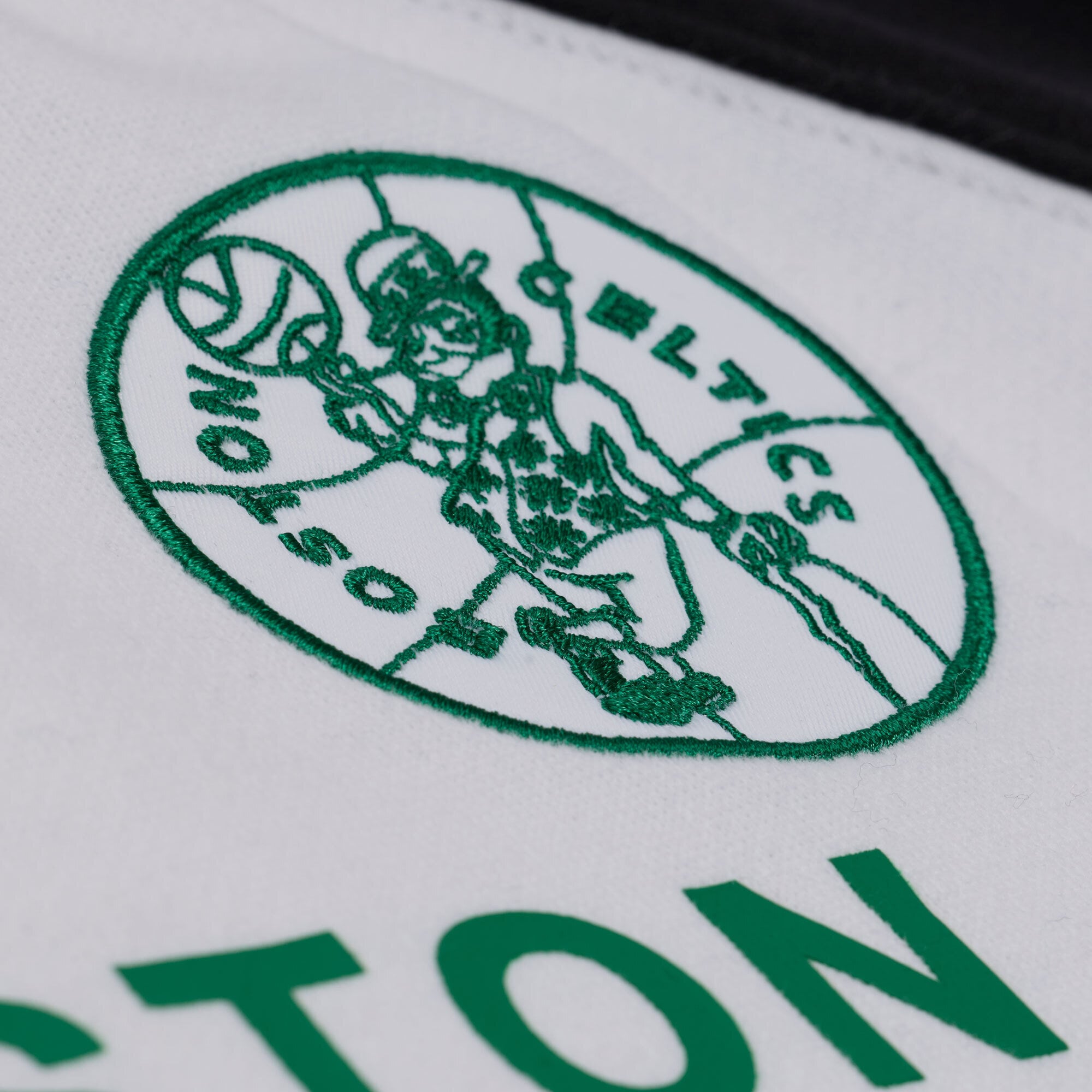 Sweat-shirt raglan léger Mitchell & Ness blanc et noir pour femme, modèle Boston Celtics Head Coach
