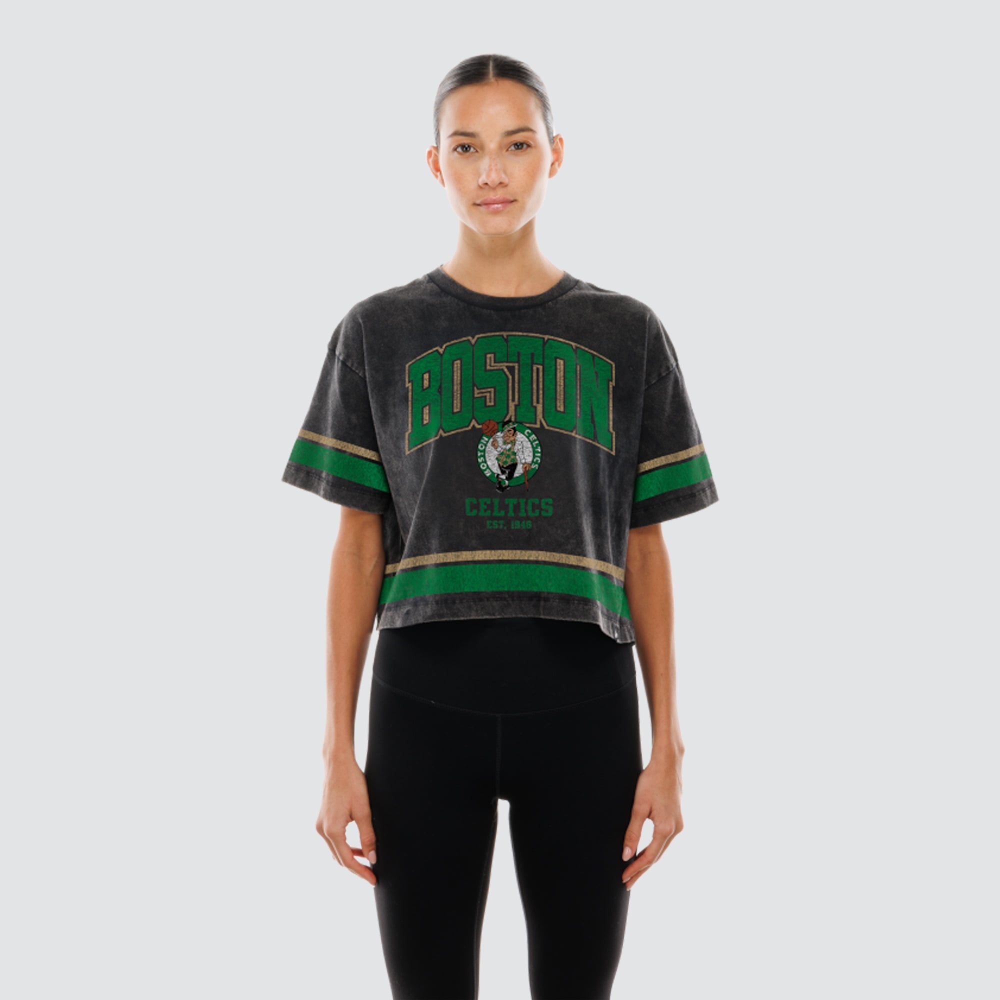 T-shirt court noir New Era Boston Celtics pour femme, coupe carrée, délavage minéral