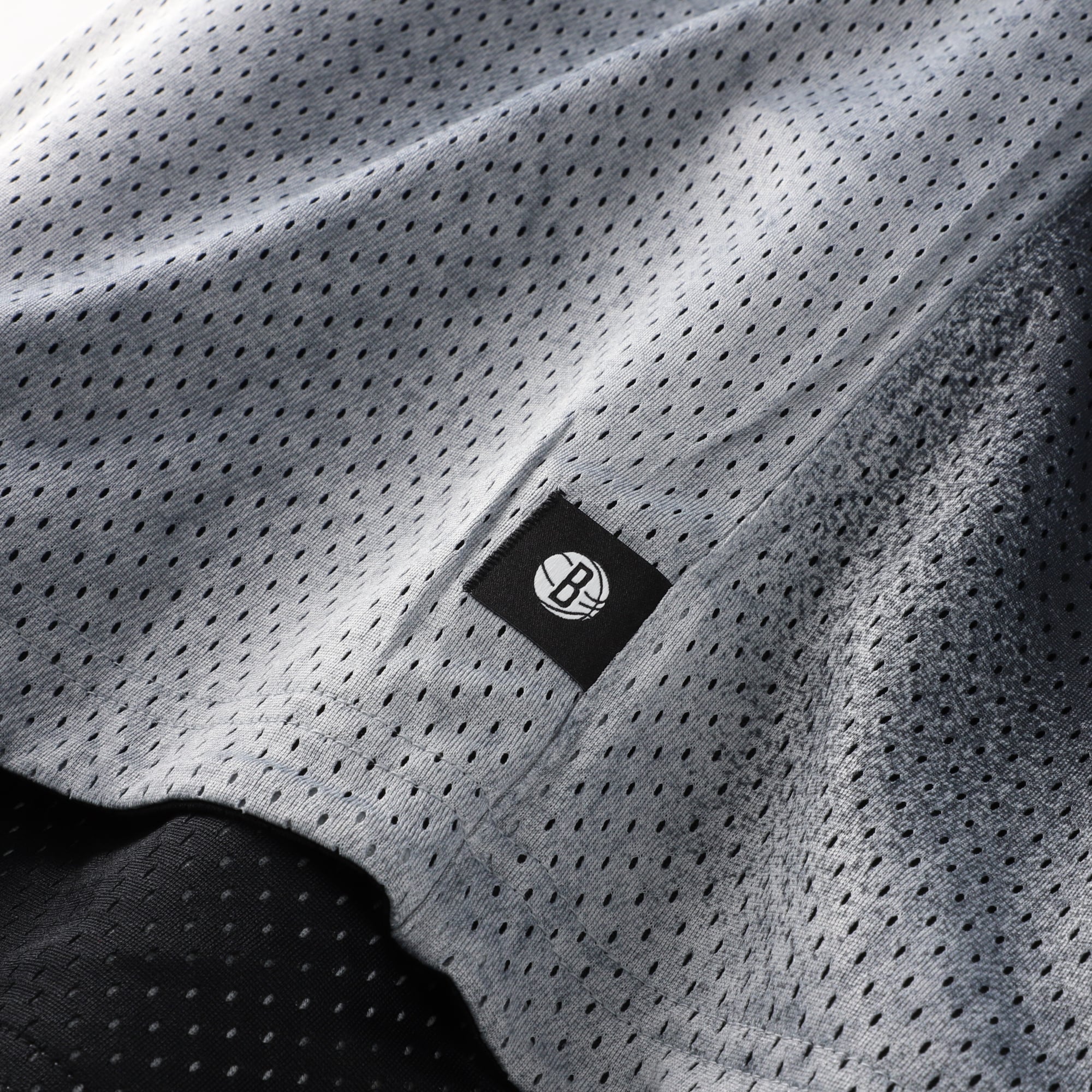 Maillot réversible Nike argent/noir Brooklyn Nets 2026 Standard Issue Practice Icon Mesh pour homme