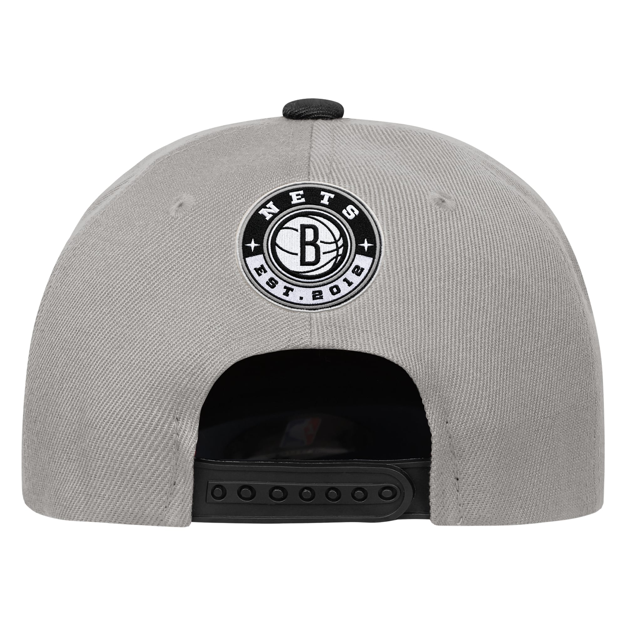 Casquette ajustable pré-courbée à trois boutons, logo Brooklyn Nets, blanche et noire, pour jeunes de la marque Outerstuff.