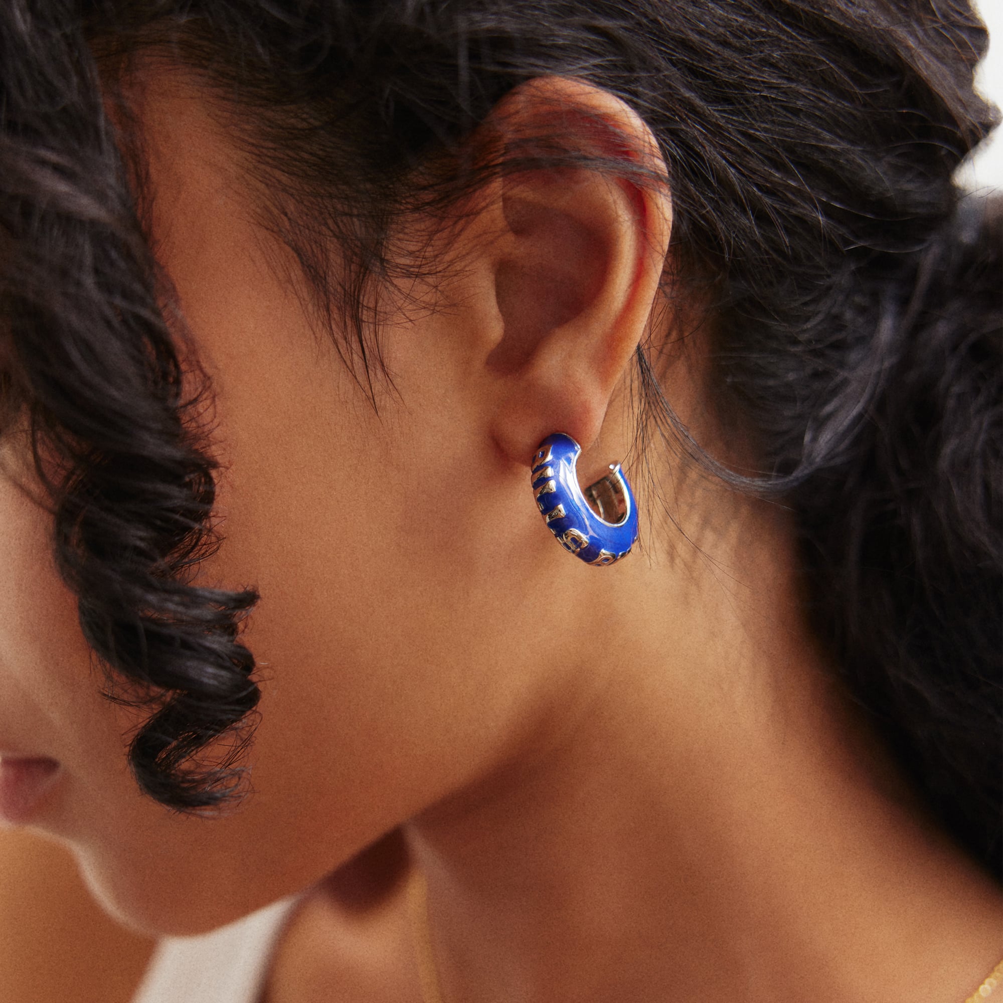 Boucles d'oreilles créoles en émail gonflé BaubleBar Buffalo Bills