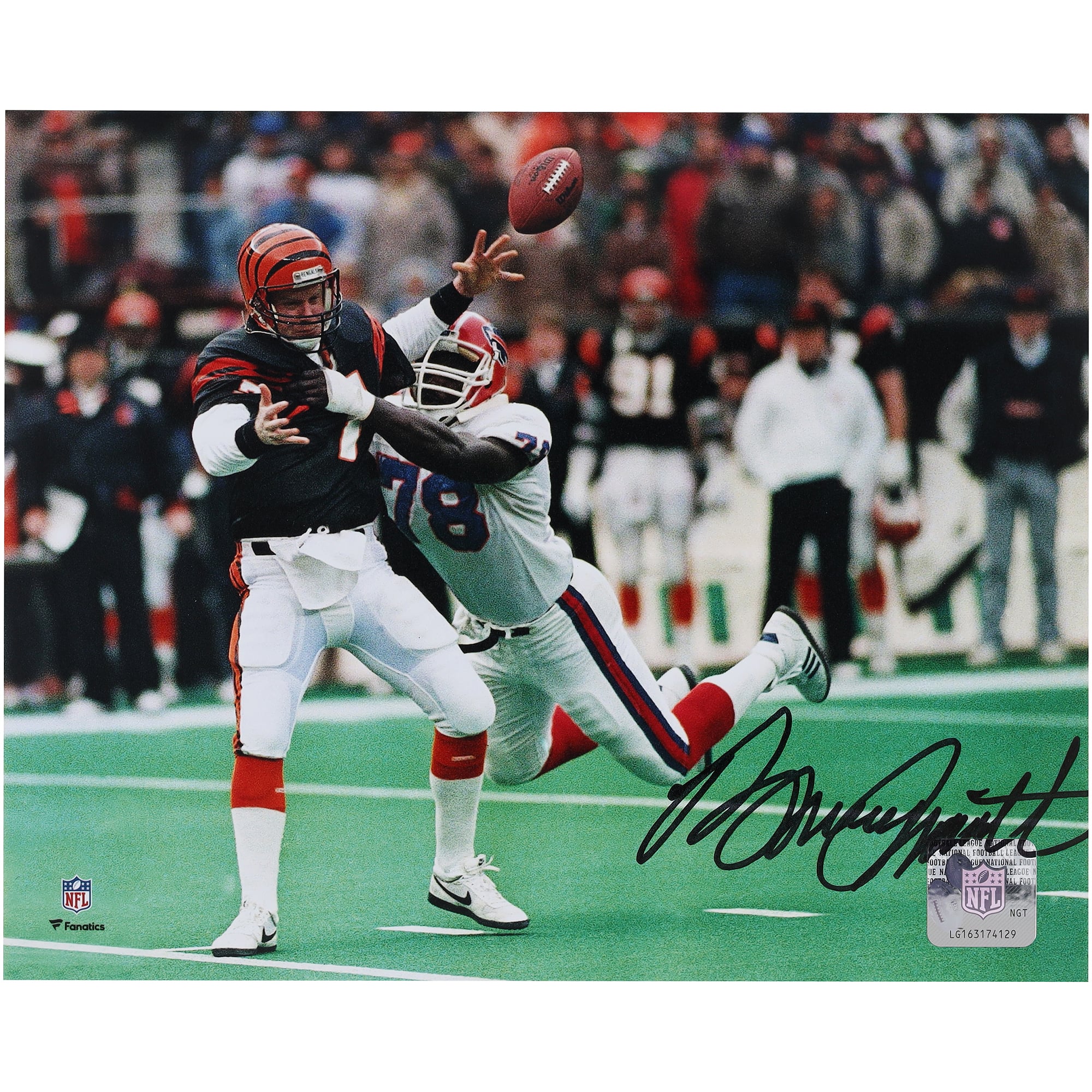 Photo 8" x 10" de Bruce Smith, joueur des Buffalo Bills, autographiée, représentant Boomer Esiason en train de plaquer Boomer.