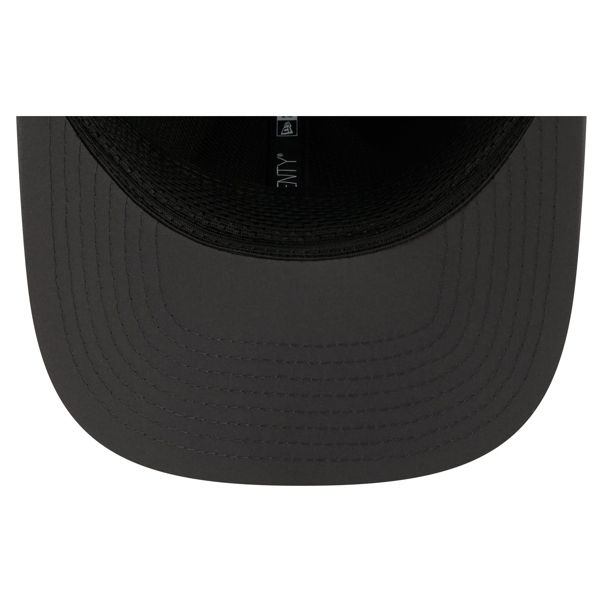 Casquette ajustable New Era Buffalo Bills 2026 Sideline pour homme, couleur anthracite, modèle 9SEVENTY, idéale pour les temps froids.