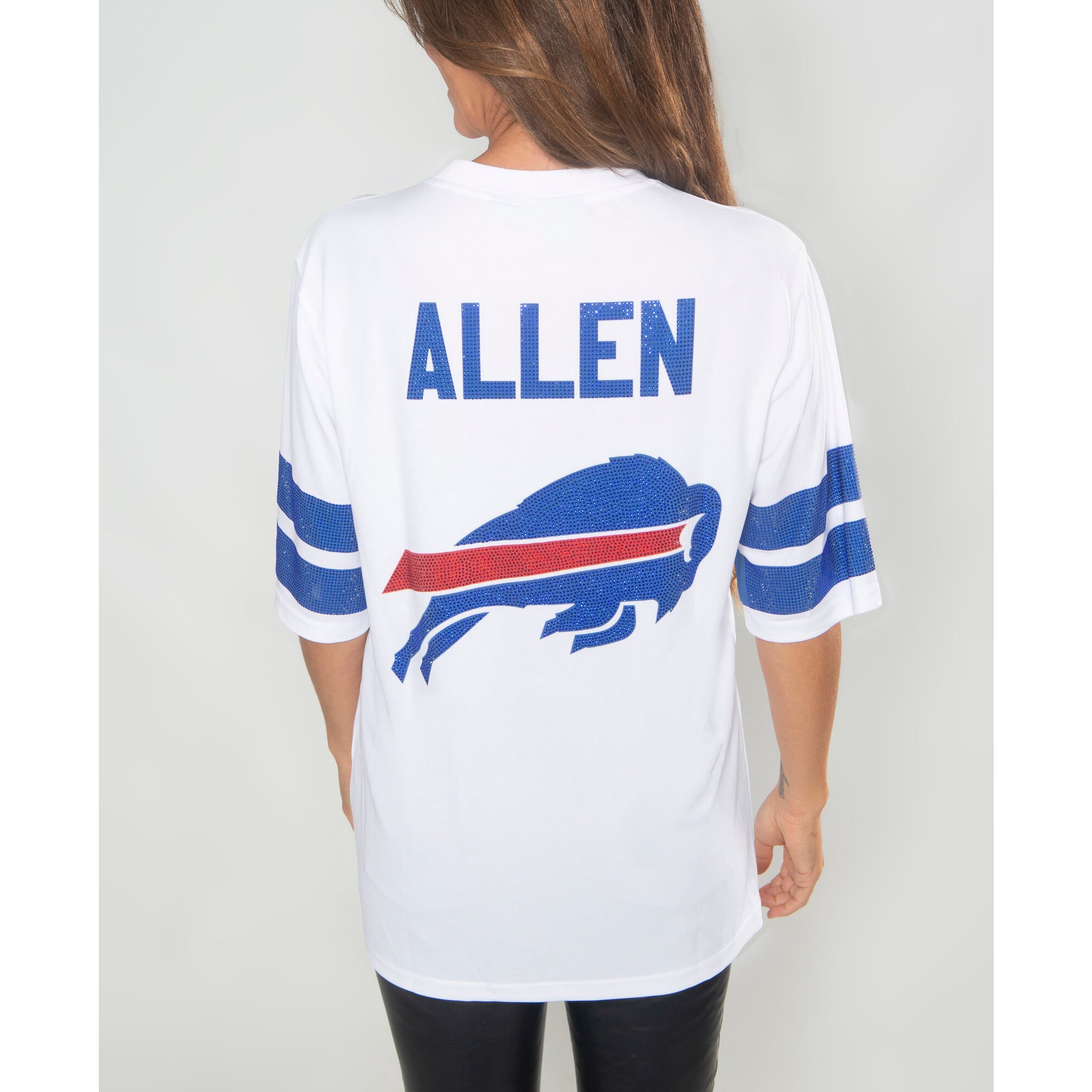 Tunique à col en V ornée de cristaux des Buffalo Bills, signée FABGATING by Cuce pour femme, par Josh Allen