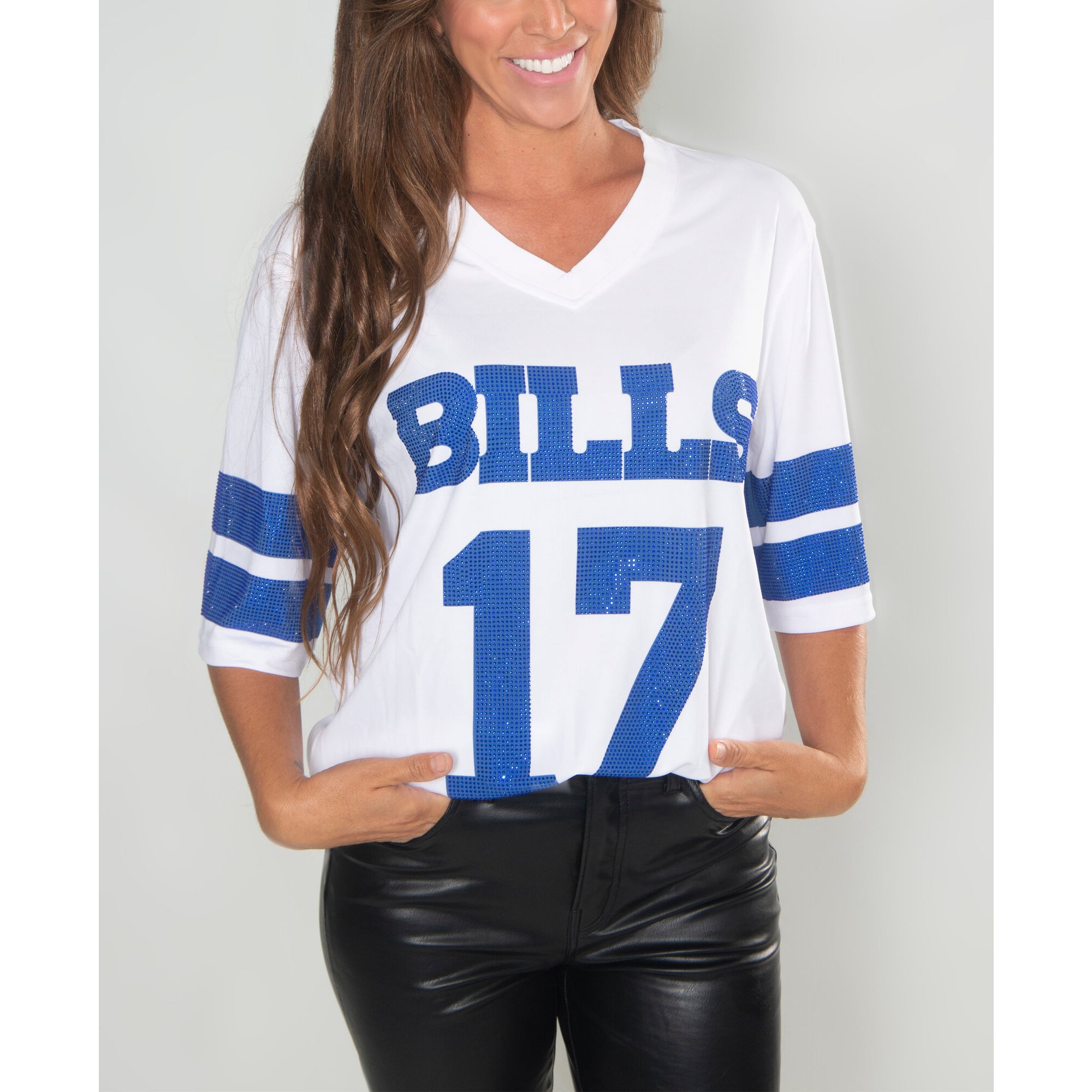 Tunique à col en V ornée de cristaux des Buffalo Bills, signée FABGATING by Cuce pour femme, par Josh Allen