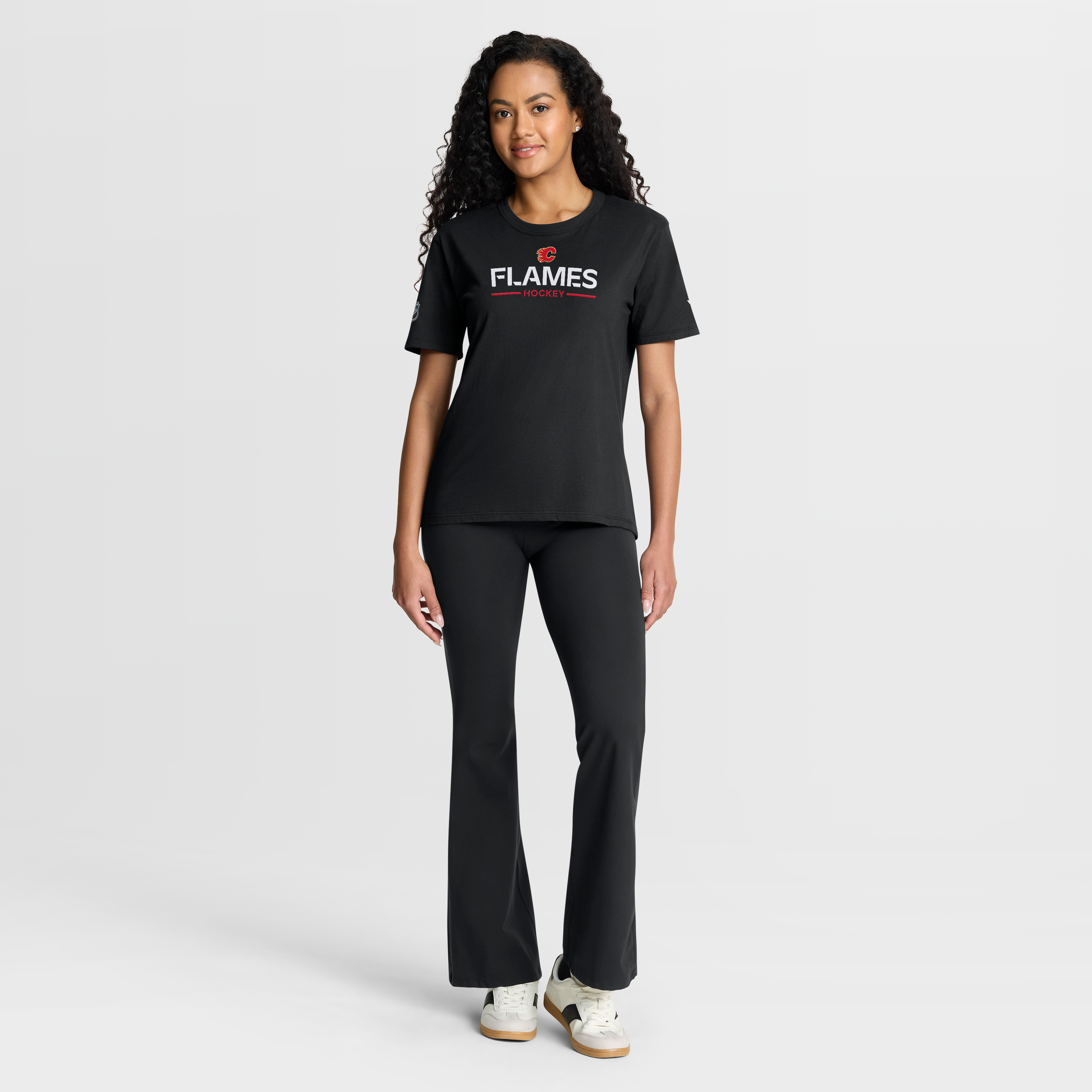 T-shirt Fanatics noir authentique pour femme des Flames de Calgary