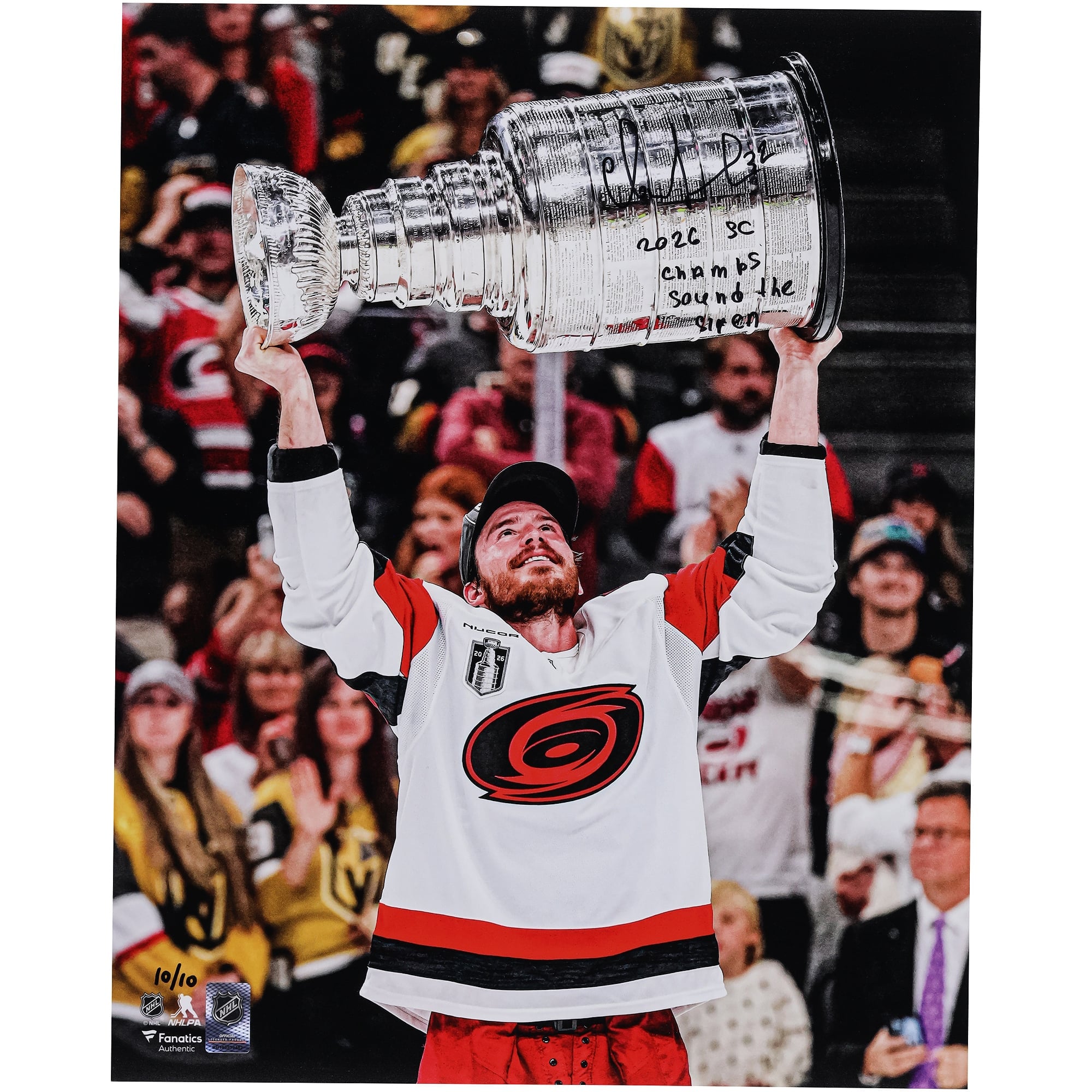 Photo dédicacée par Andrei Svechnikov, des Hurricanes de la Caroline, champion de la Coupe Stanley 2026, soulevant la coupe (40,6 x 50,8 cm), avec plusieurs inscriptions - Édition limitée n° 10/10