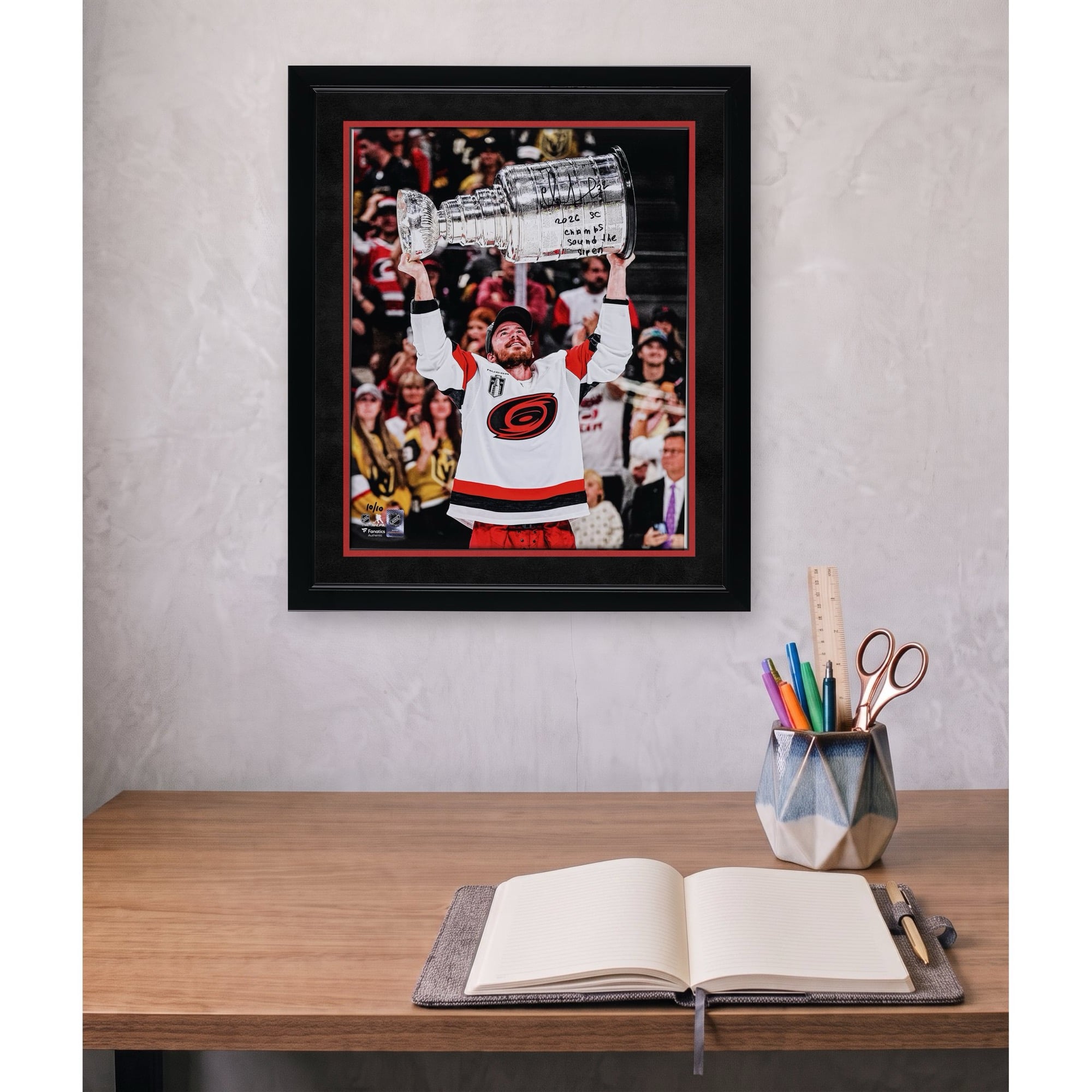 Photo dédicacée par Andrei Svechnikov, des Hurricanes de la Caroline, champion de la Coupe Stanley 2026, soulevant la coupe (40,6 x 50,8 cm), avec plusieurs inscriptions - Édition limitée n° 10/10
