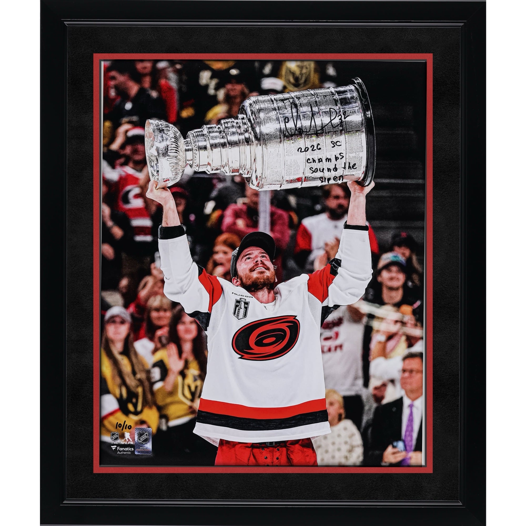 Photo dédicacée par Andrei Svechnikov, des Hurricanes de la Caroline, champion de la Coupe Stanley 2026, soulevant la coupe (40,6 x 50,8 cm), avec plusieurs inscriptions - Édition limitée n° 10/10