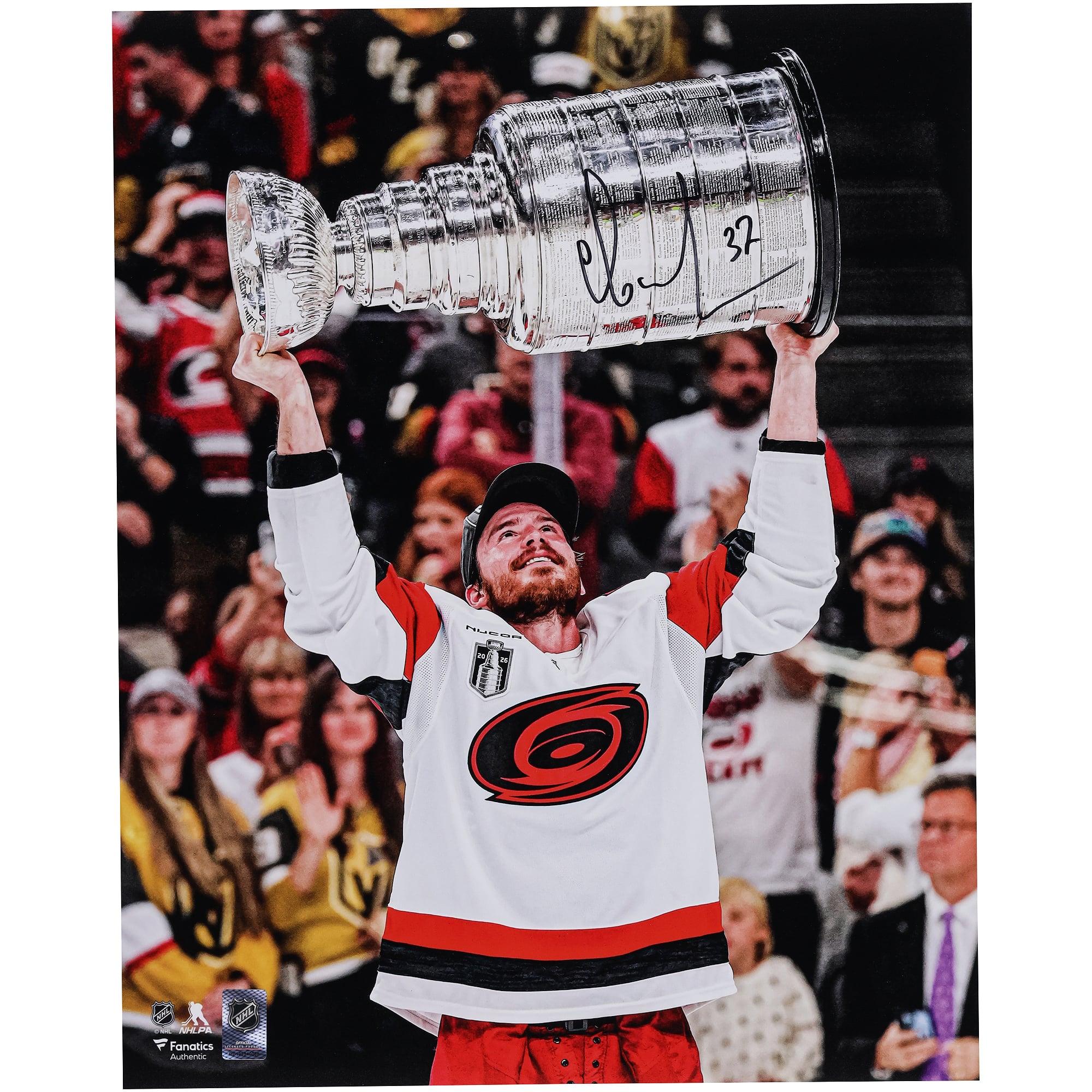 Photo autographiée d'Andrei Svechnikov, des Hurricanes de la Caroline, champions de la Coupe Stanley 2026 (16 po x 20 po), soulevant la coupe