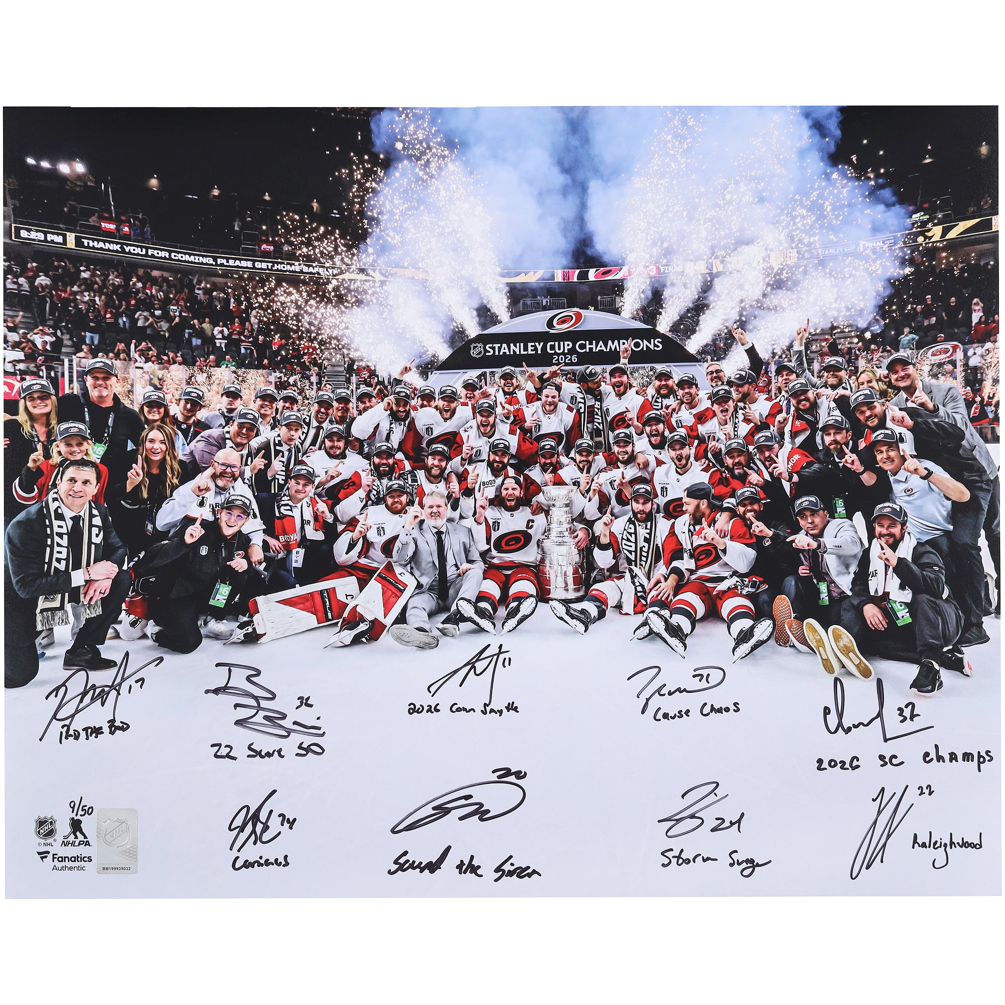 Photo de célébration de l'équipe des Hurricanes de la Caroline, champions de la Coupe Stanley 2026, autographiée par plusieurs joueurs et comportant de nombreuses signatures et inscriptions - Édition limitée à 50 exemplaires