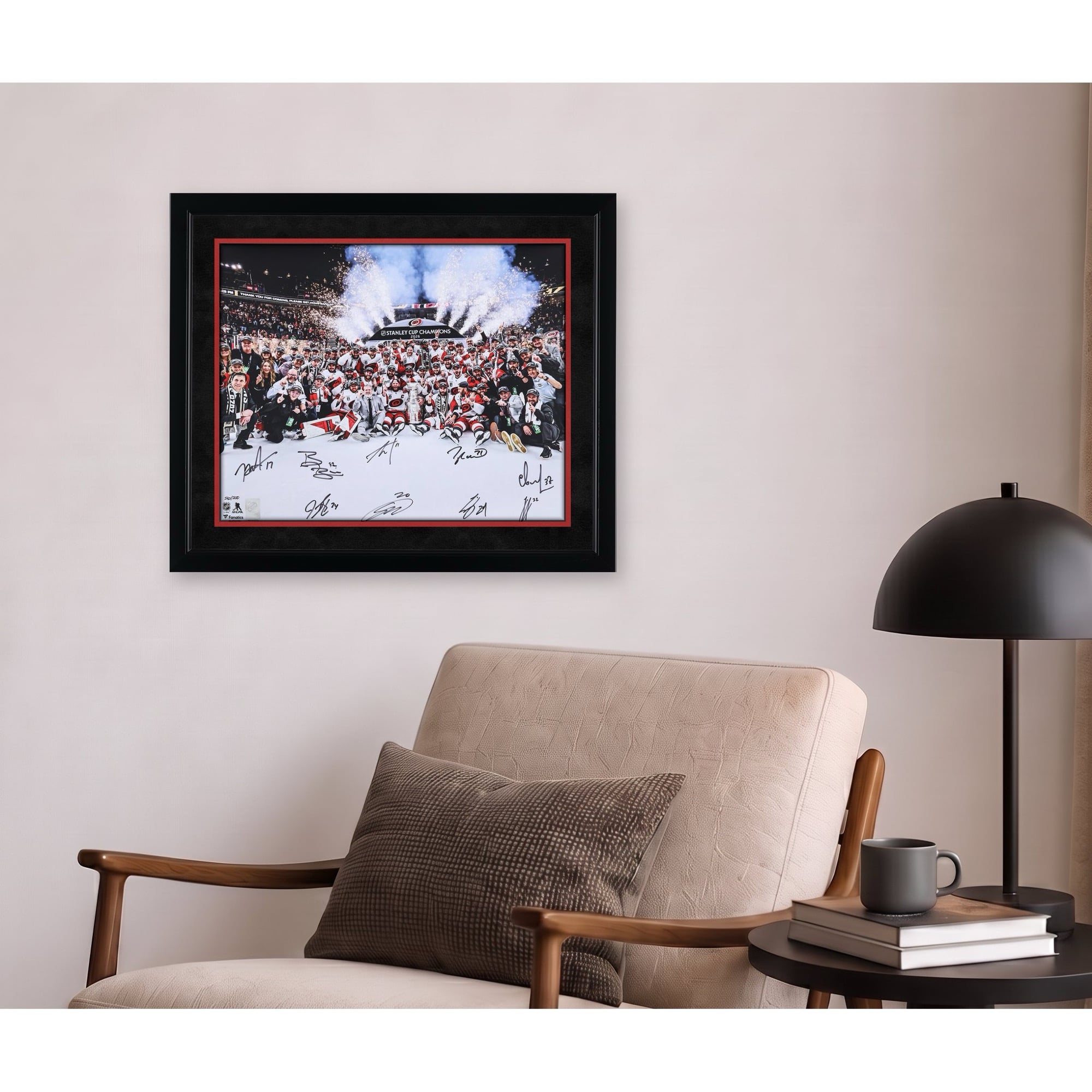 Photo de célébration de l'équipe des Hurricanes de la Caroline, champions de la Coupe Stanley 2026, autographiée par plusieurs joueurs - Édition limitée à 200 exemplaires