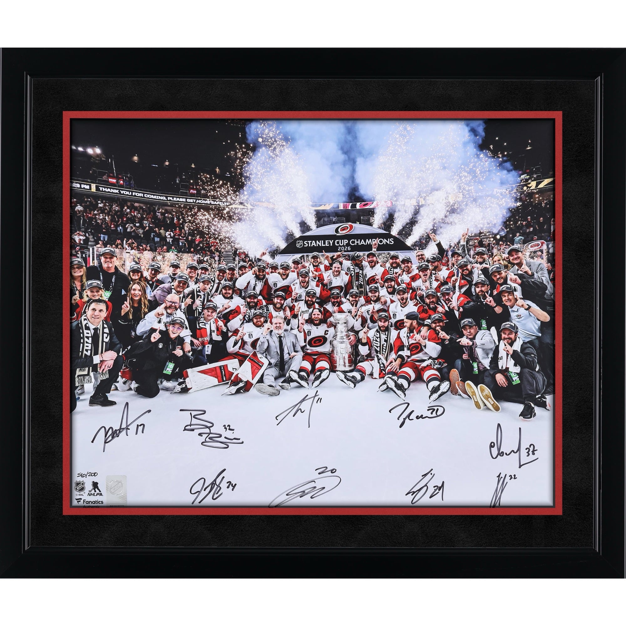 Photo de célébration de l'équipe des Hurricanes de la Caroline, champions de la Coupe Stanley 2026, autographiée par plusieurs joueurs - Édition limitée à 200 exemplaires