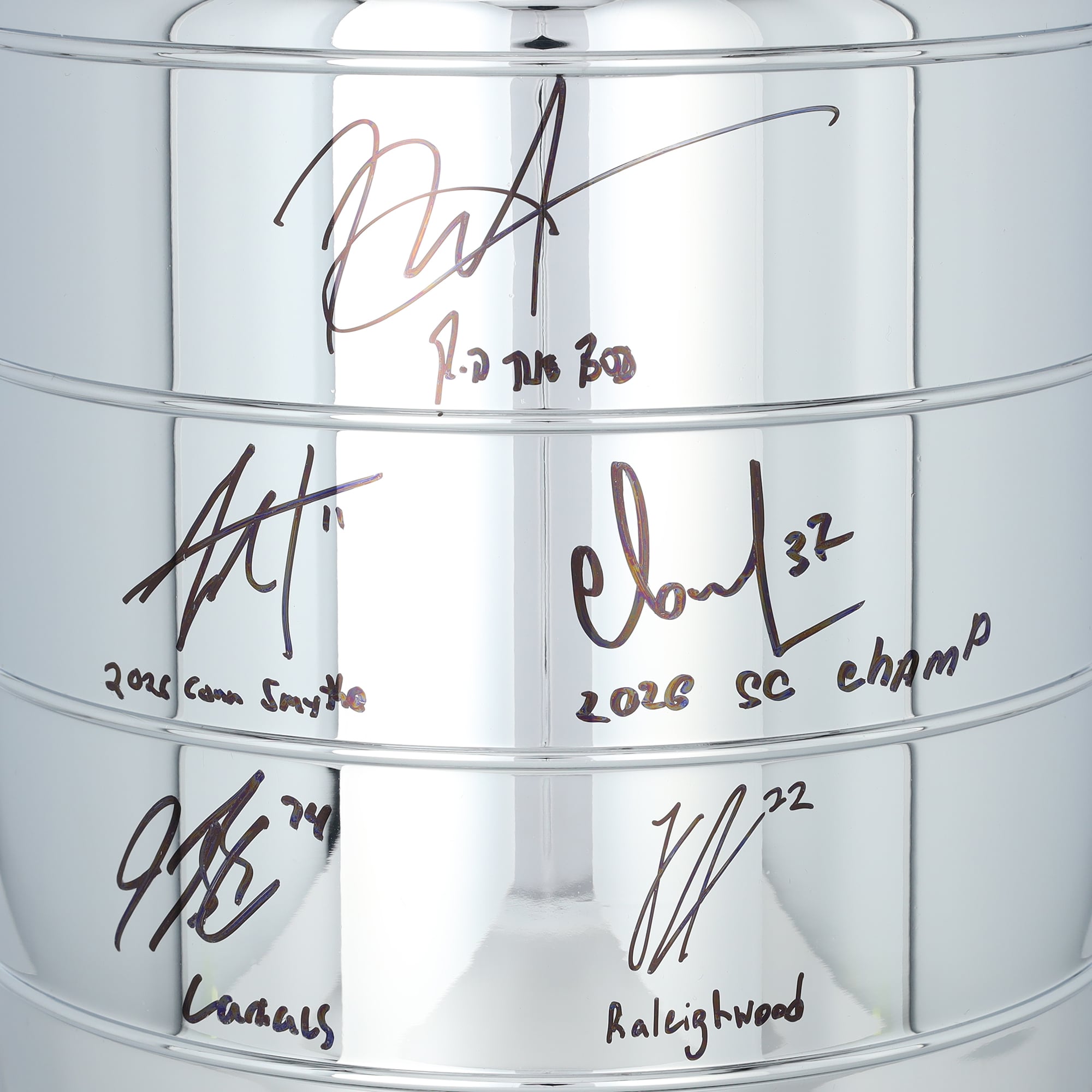 Réplique de la Coupe Stanley 2' des champions des Hurricanes de la Caroline, signée par plusieurs joueurs et comportant de nombreuses signatures et inscriptions - Édition limitée à 25 exemplaires
