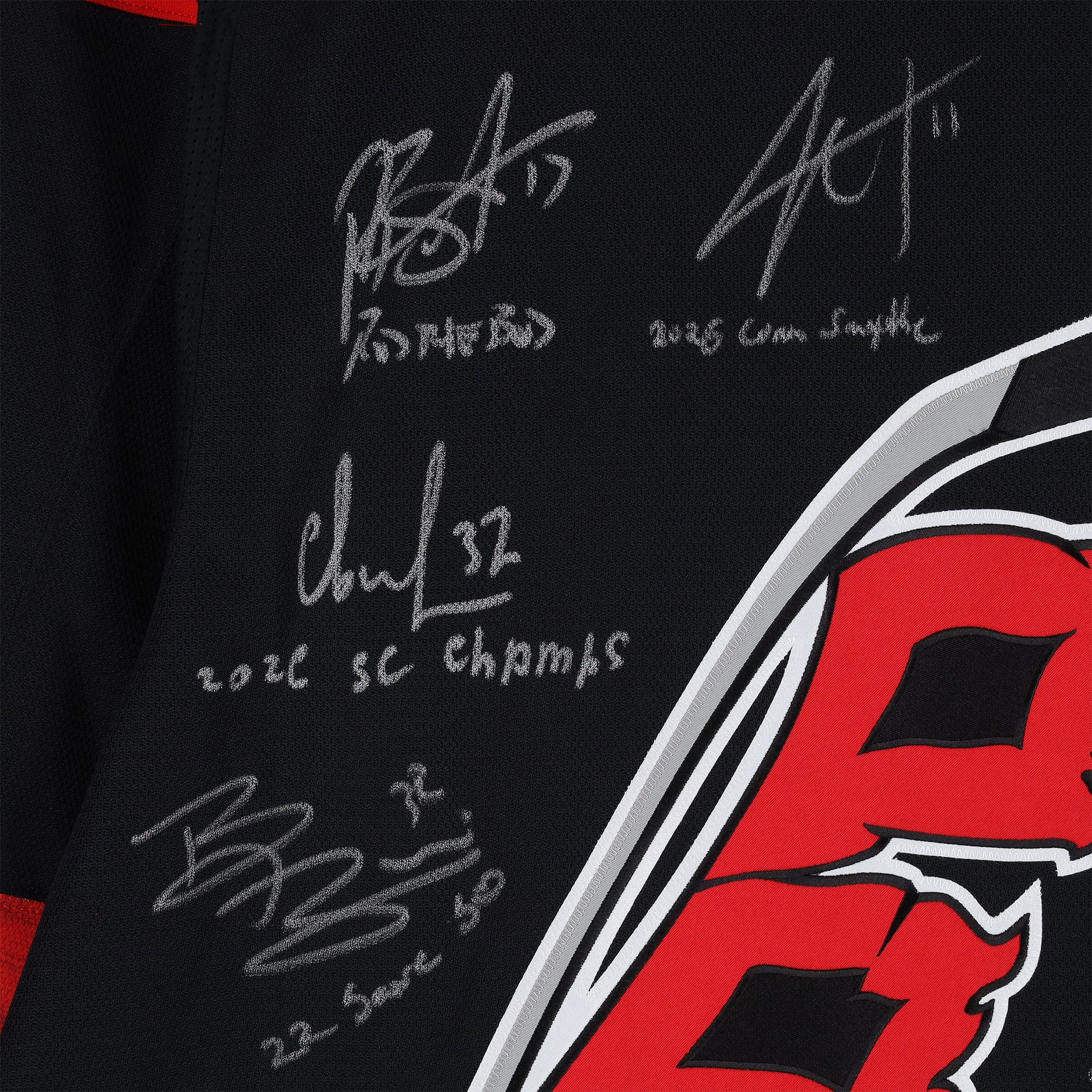 Maillot authentique Fanatics Pro noir des Hurricanes de la Caroline, champions de la Coupe Stanley 2026, autographié et comportant de multiples signatures et inscriptions - Édition limitée à 10 exemplaires