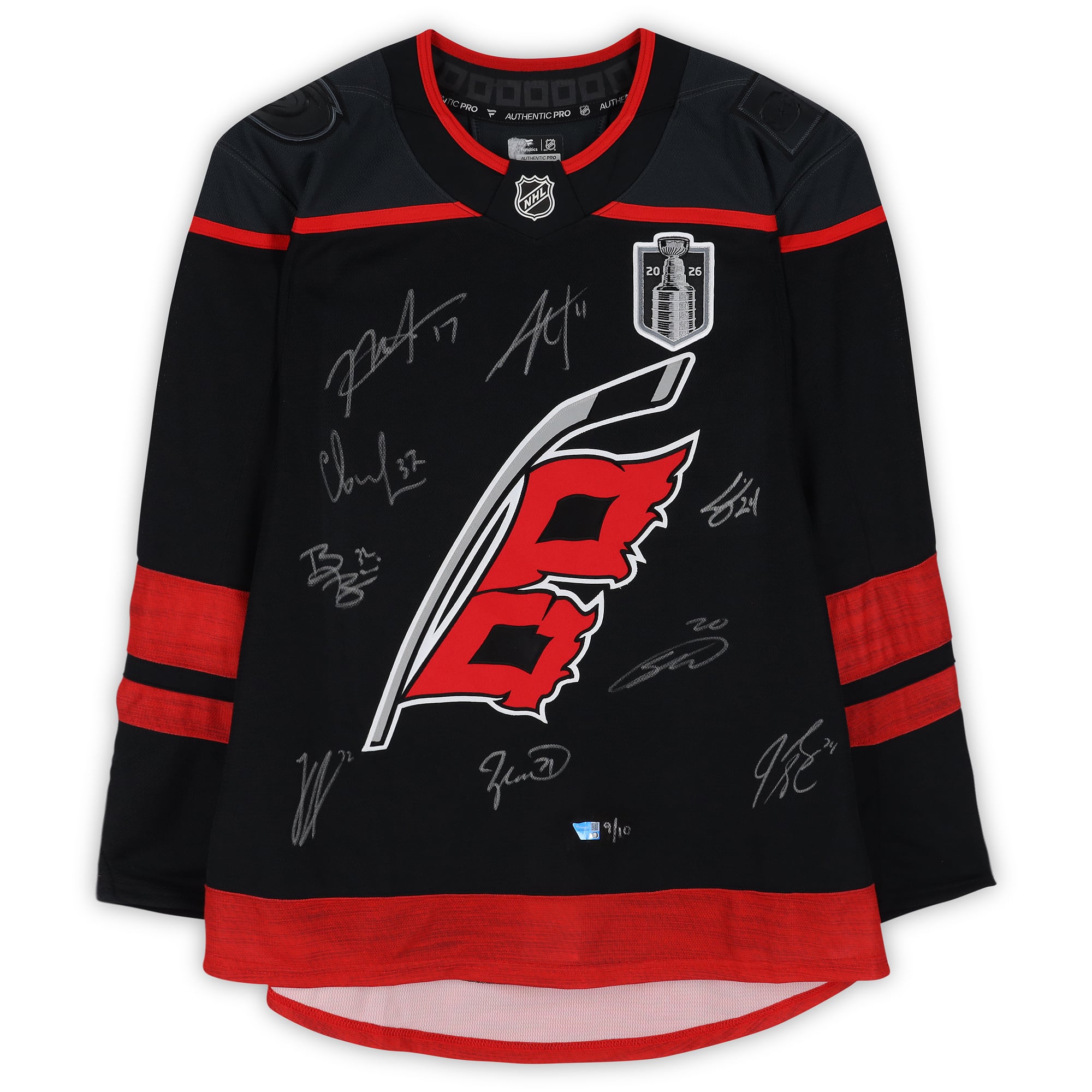 Maillot authentique Fanatics Pro noir des Hurricanes de la Caroline, champions de la Coupe Stanley 2026, avec plusieurs signatures - Édition limitée à 10 exemplaires