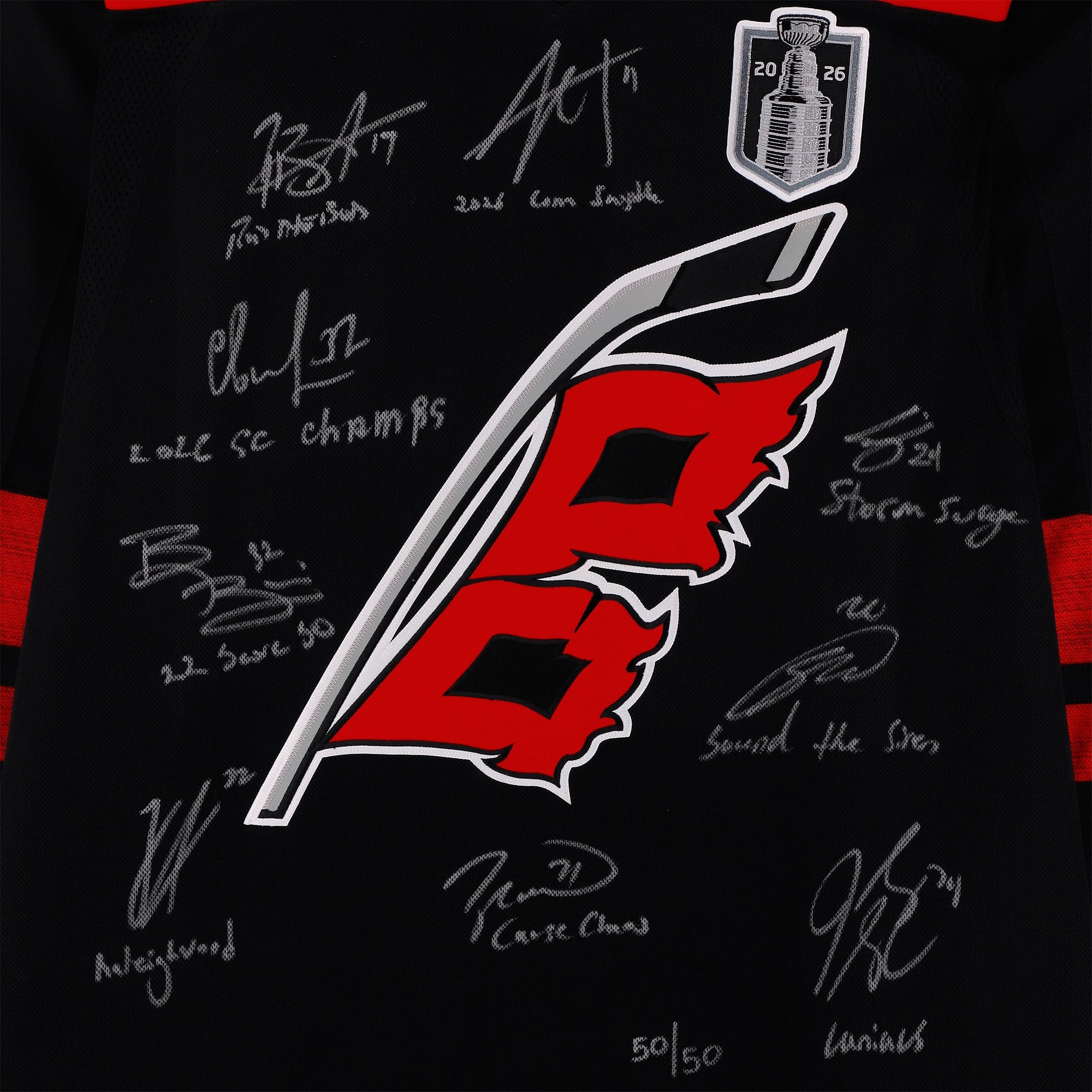 Maillot noir Fanatics Premium des Hurricanes de la Caroline, champions de la Coupe Stanley 2026, autographié et comportant de multiples signatures et inscriptions - Édition limitée n° 50/50