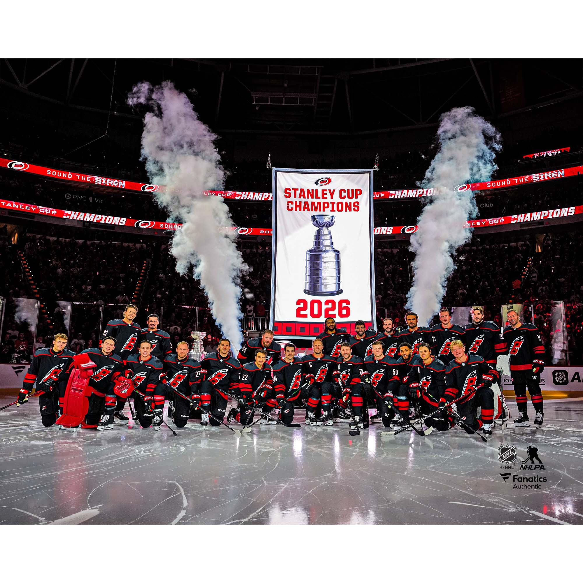 Photo non signée des Hurricanes de la Caroline lors levée bannière du championnat Coupe Stanley 2026