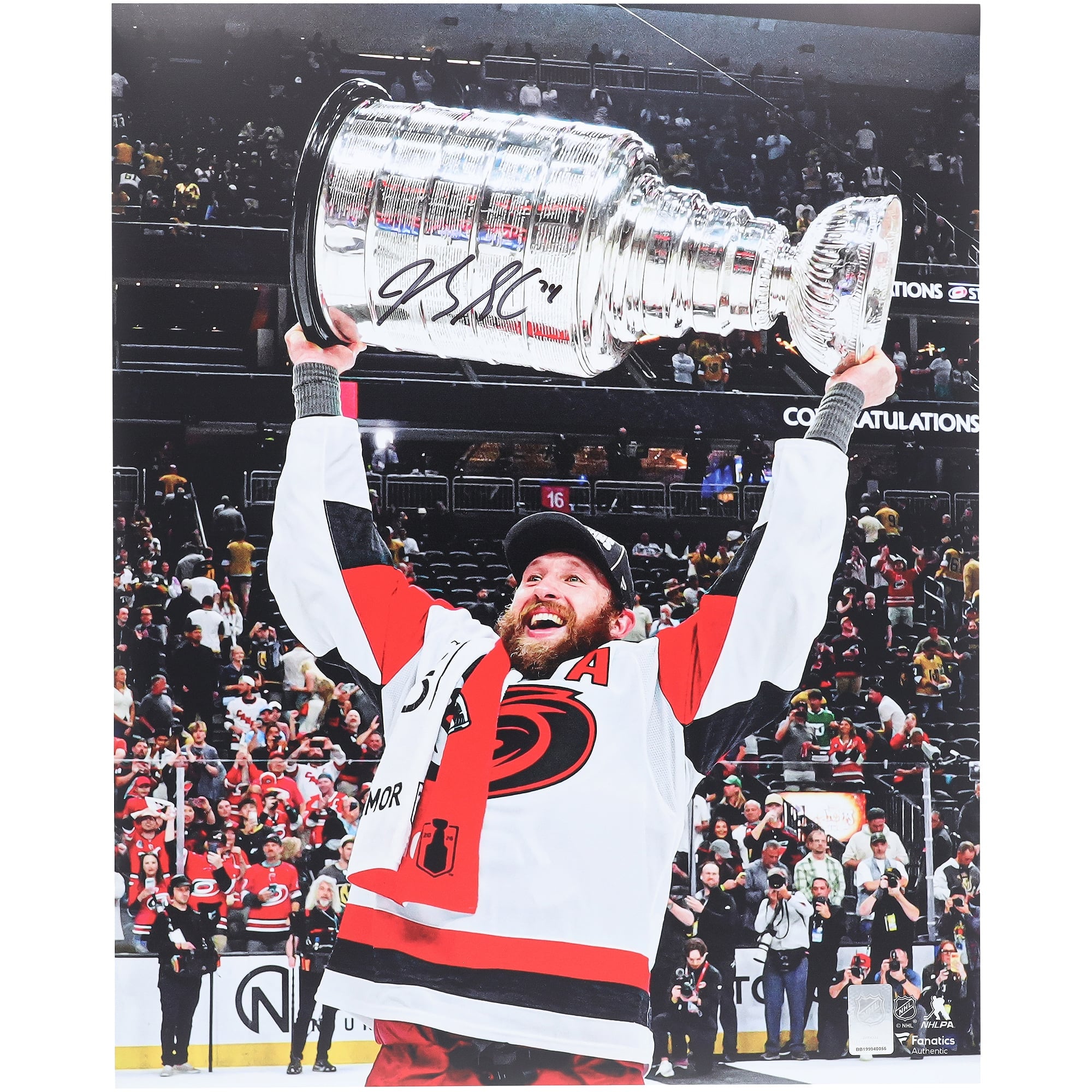 Photo autographiée de Jaccob Slavin, des Hurricanes de la Caroline, champions de la Coupe Stanley 2026 (16 po x 20 po), soulevant la coupe