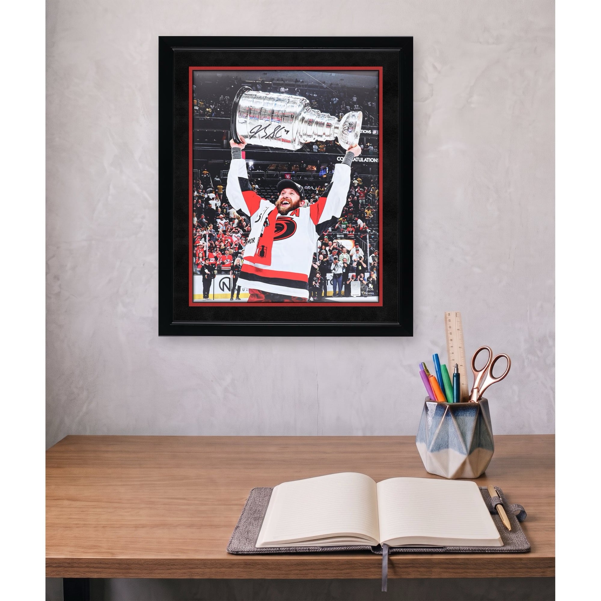Photo autographiée de Jaccob Slavin, des Hurricanes de la Caroline, champions de la Coupe Stanley 2026 (16 po x 20 po), soulevant la coupe