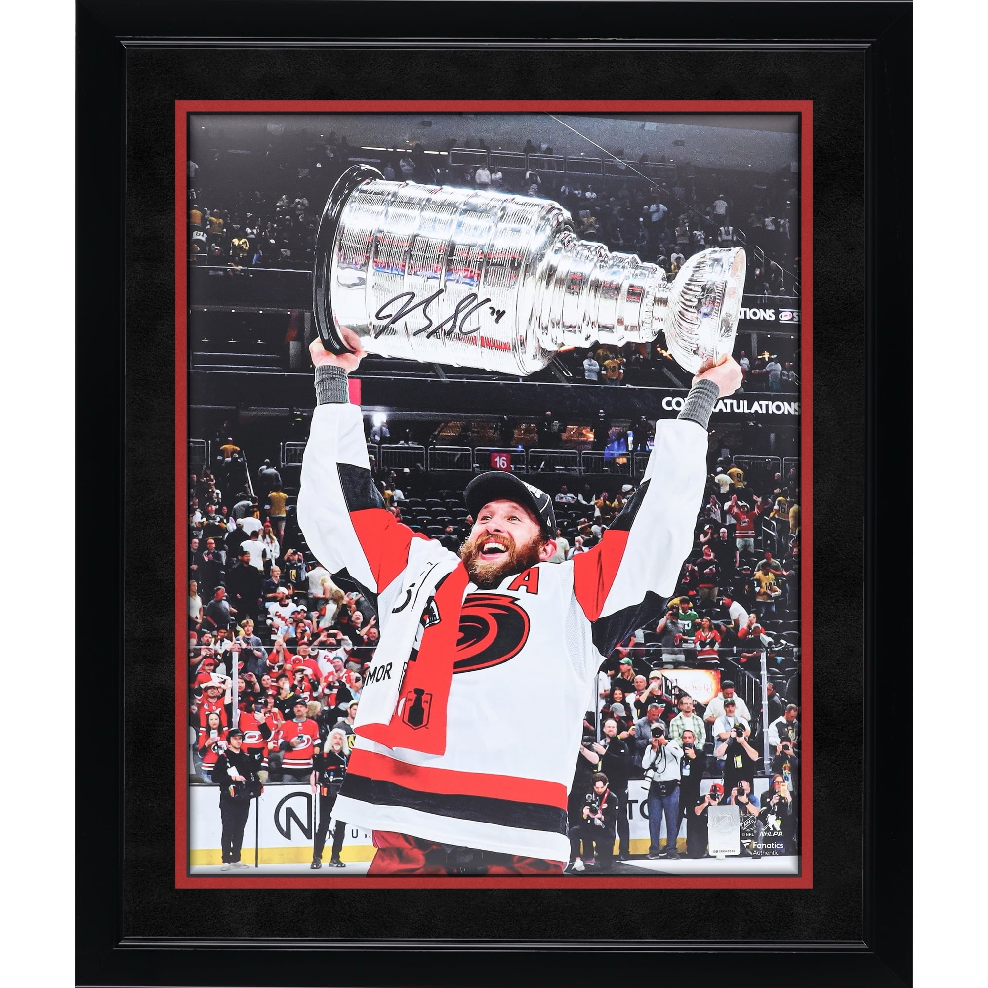 Photo autographiée de Jaccob Slavin, des Hurricanes de la Caroline, champions de la Coupe Stanley 2026 (16 po x 20 po), soulevant la coupe