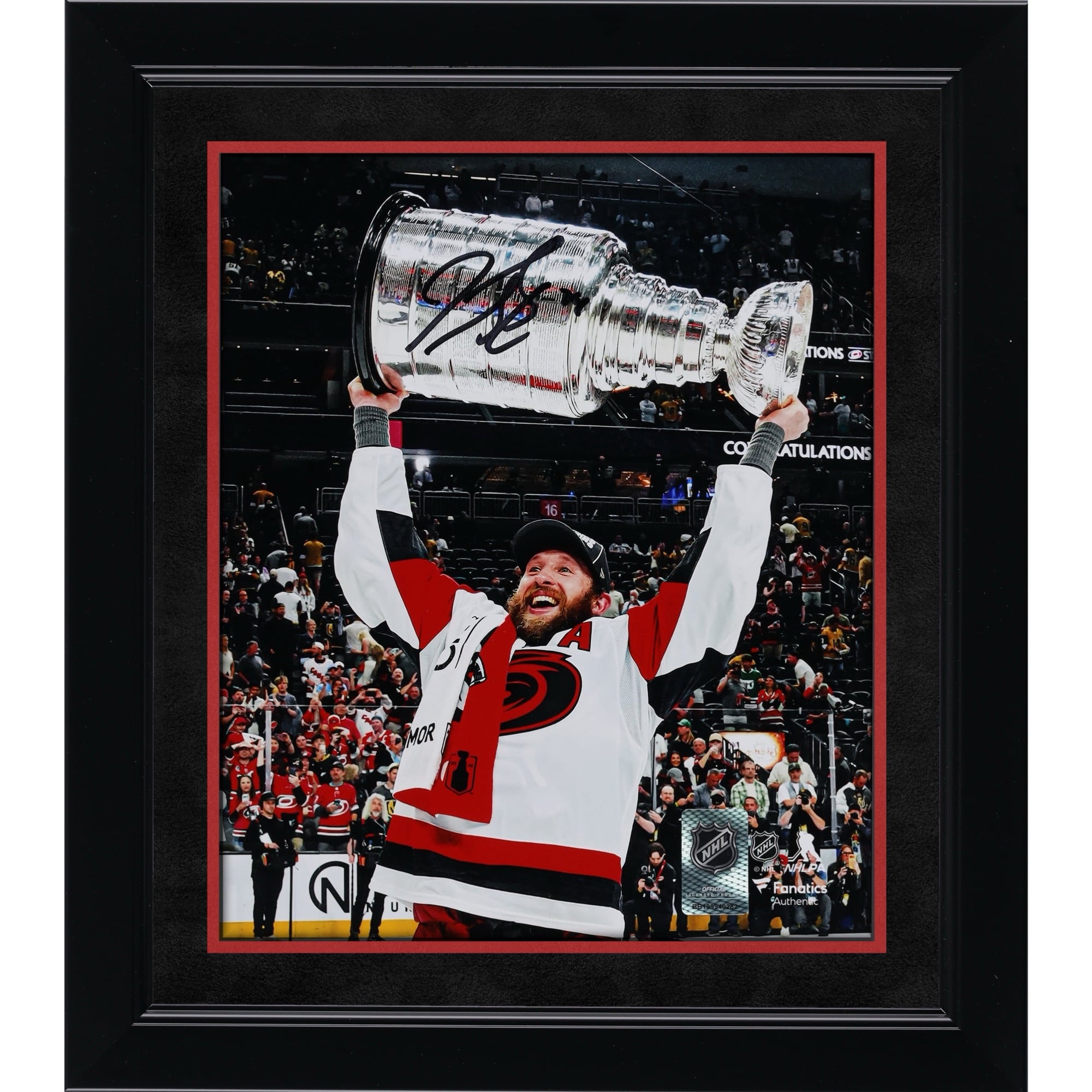 Photo autographiée de Jaccob Slavin, des Hurricanes de la Caroline, champions de la Coupe Stanley 2026 ( po x po