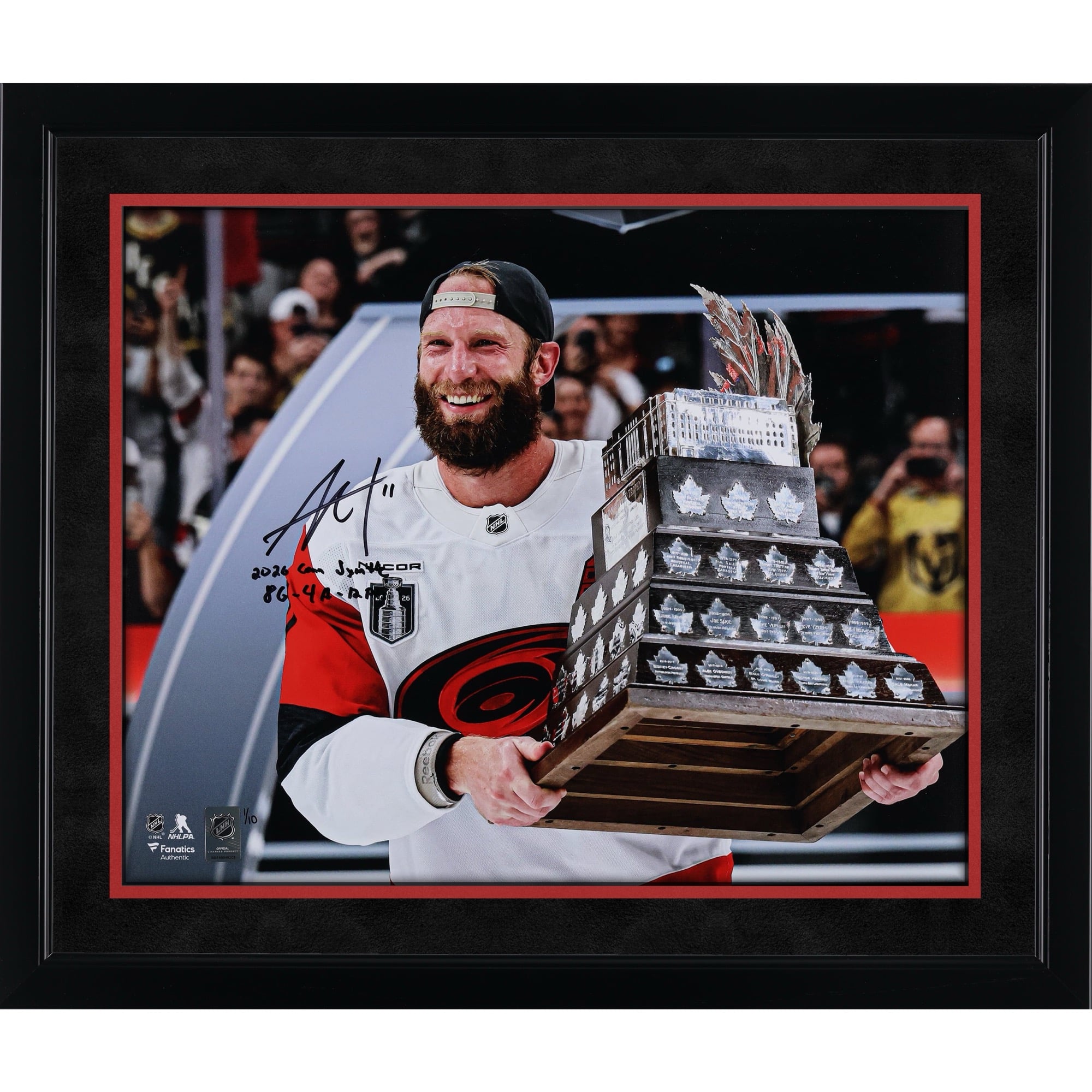 Photo autographiée de Jordan Staal, des Hurricanes de la Caroline, champion de la Coupe Stanley 2026, soulevant le trophée Conn Smythe, avec plusieurs inscriptions - Édition limitée n° 1/10