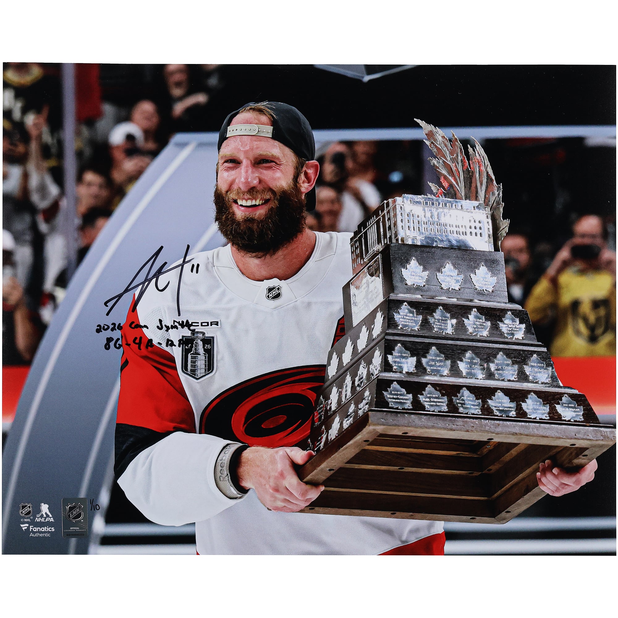 Photo autographiée de Jordan Staal, des Hurricanes de la Caroline, champion de la Coupe Stanley 2026, soulevant le trophée Conn Smythe, avec plusieurs inscriptions - Édition limitée n° 1/10