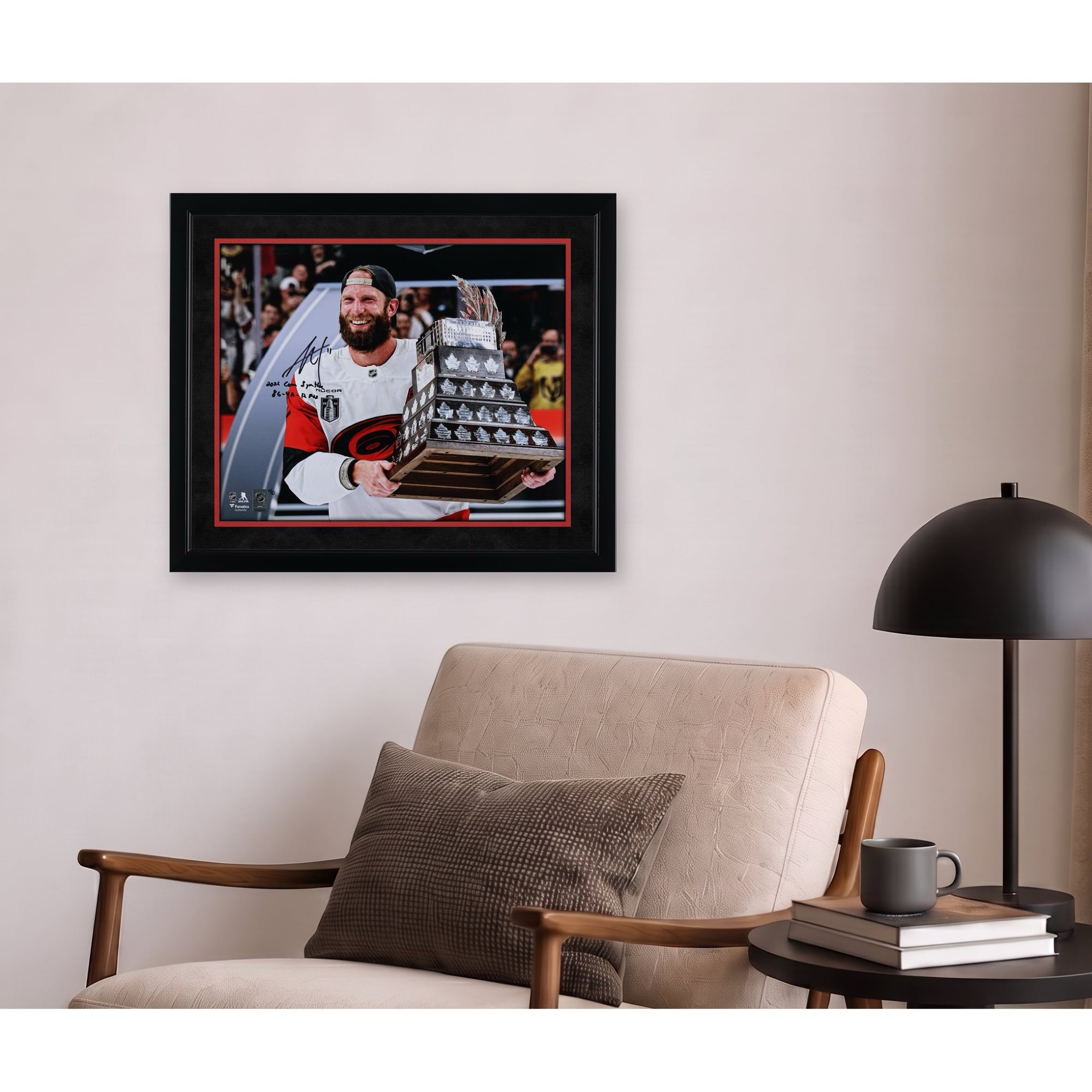 Photo autographiée de Jordan Staal, des Hurricanes de la Caroline, champion de la Coupe Stanley 2026, soulevant le trophée Conn Smythe, avec plusieurs inscriptions - Édition limitée n° 10/10
