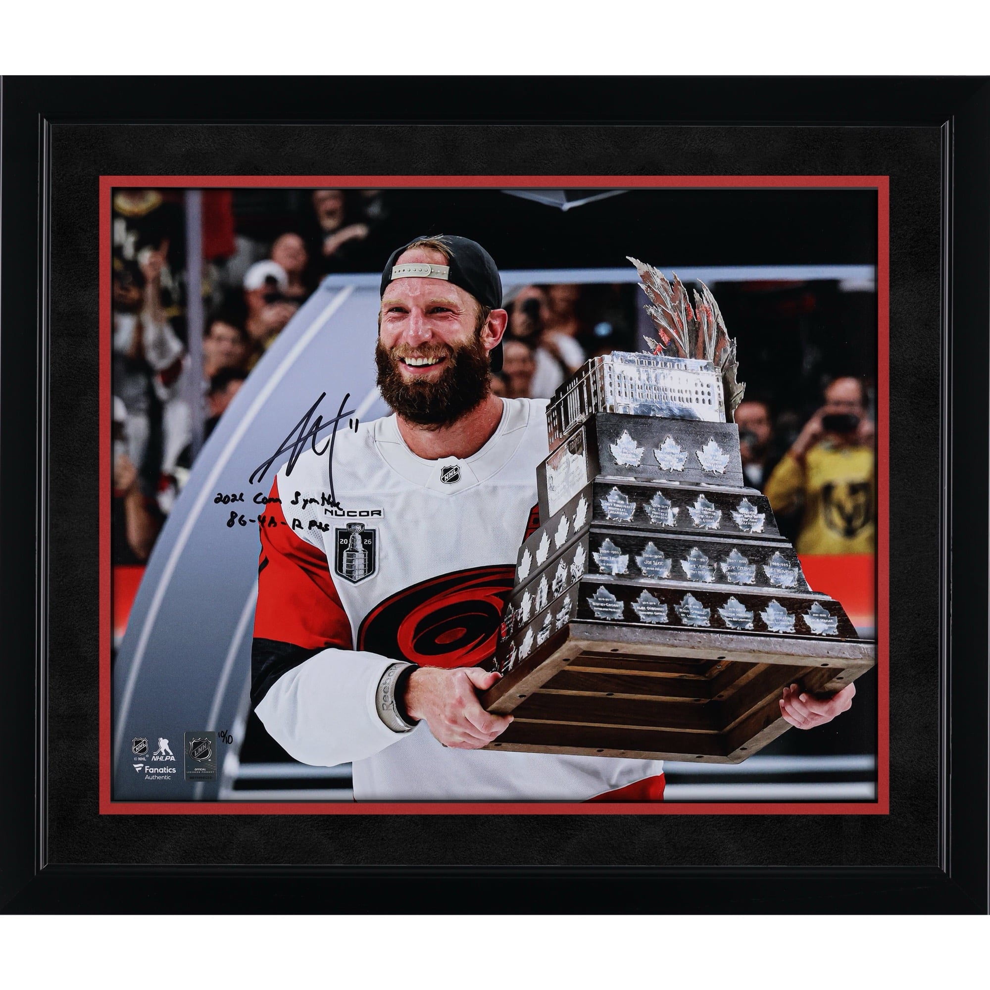 Photo autographiée de Jordan Staal, des Hurricanes de la Caroline, champion de la Coupe Stanley 2026, soulevant le trophée Conn Smythe, avec plusieurs inscriptions - Édition limitée n° 10/10