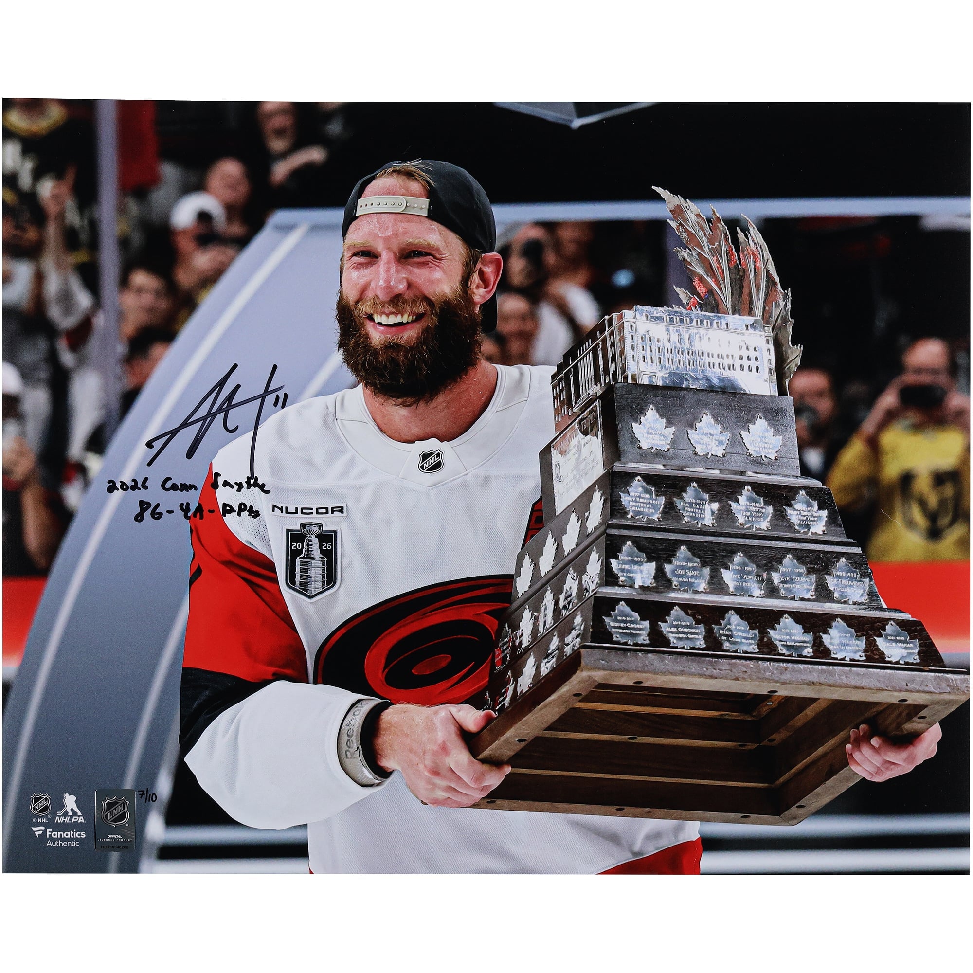 Photo autographiée de Jordan Staal, des Hurricanes de la Caroline, champions de la Coupe Stanley 2026, soulevant le trophée Conn Smythe. Format 40,6 x 50,8 cm (16 x 20 pouces). Plusieurs inscriptions. Édition limitée à 10 exemplaires.