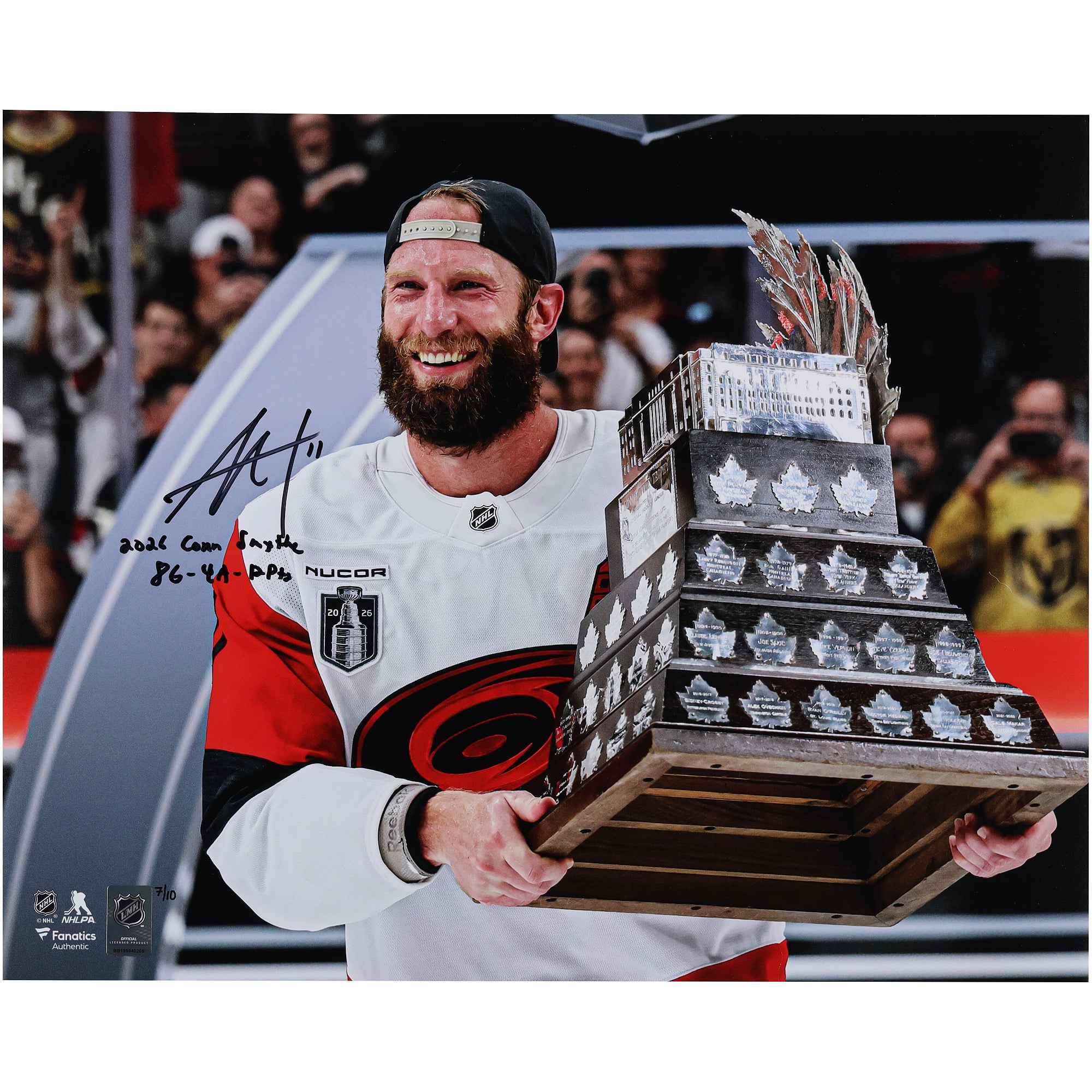 Photo autographiée de Jordan Staal, des Hurricanes de la Caroline, champions de la Coupe Stanley 2026, soulevant le trophée Conn Smythe. Format 40,6 x 50,8 cm (16 x 20 pouces). Plusieurs inscriptions. Édition limitée à 10 exemplaires.