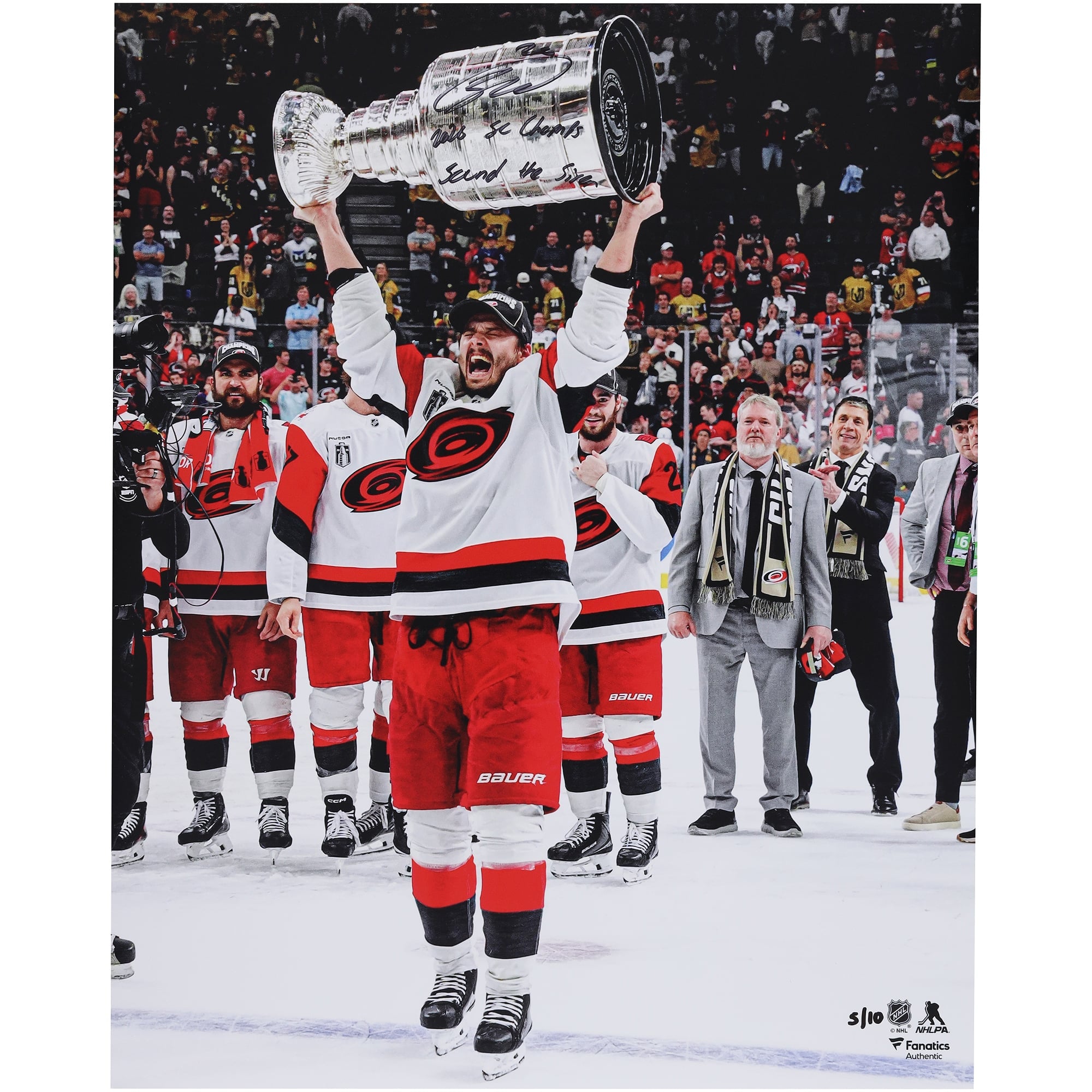 Photo dédicacée de Sebastian Aho, des Hurricanes de la Caroline, champion de la Coupe Stanley 2026, brandissant la coupe, avec plusieurs inscriptions - Édition limitée à 10 exemplaires