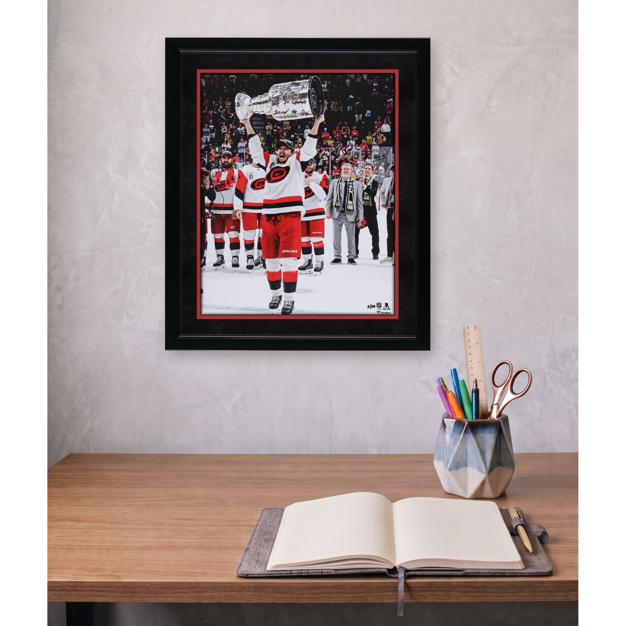 Photo dédicacée de Sebastian Aho, des Hurricanes de la Caroline, champion de la Coupe Stanley 2026, brandissant la coupe, avec plusieurs inscriptions - Édition limitée à 10 exemplaires